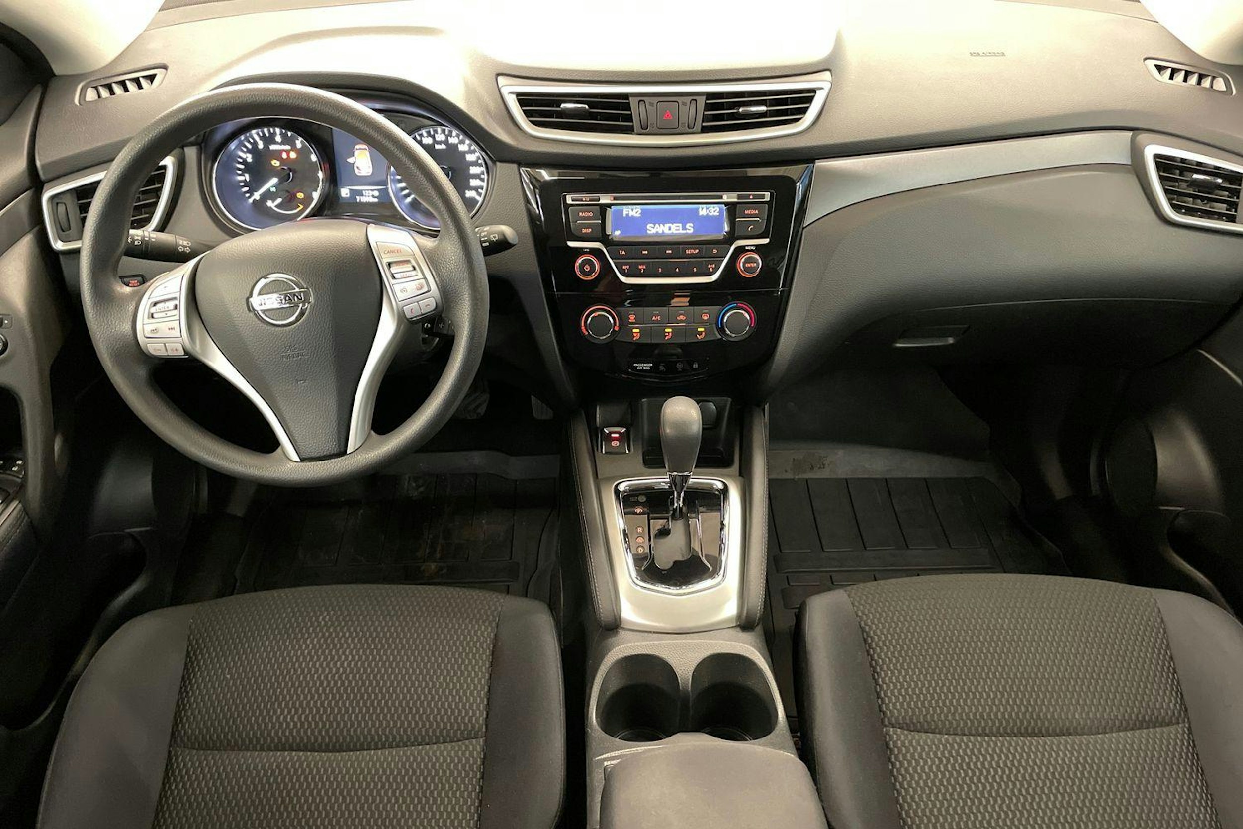 Punainen Nissan Qashqai 2016 kuva 9.