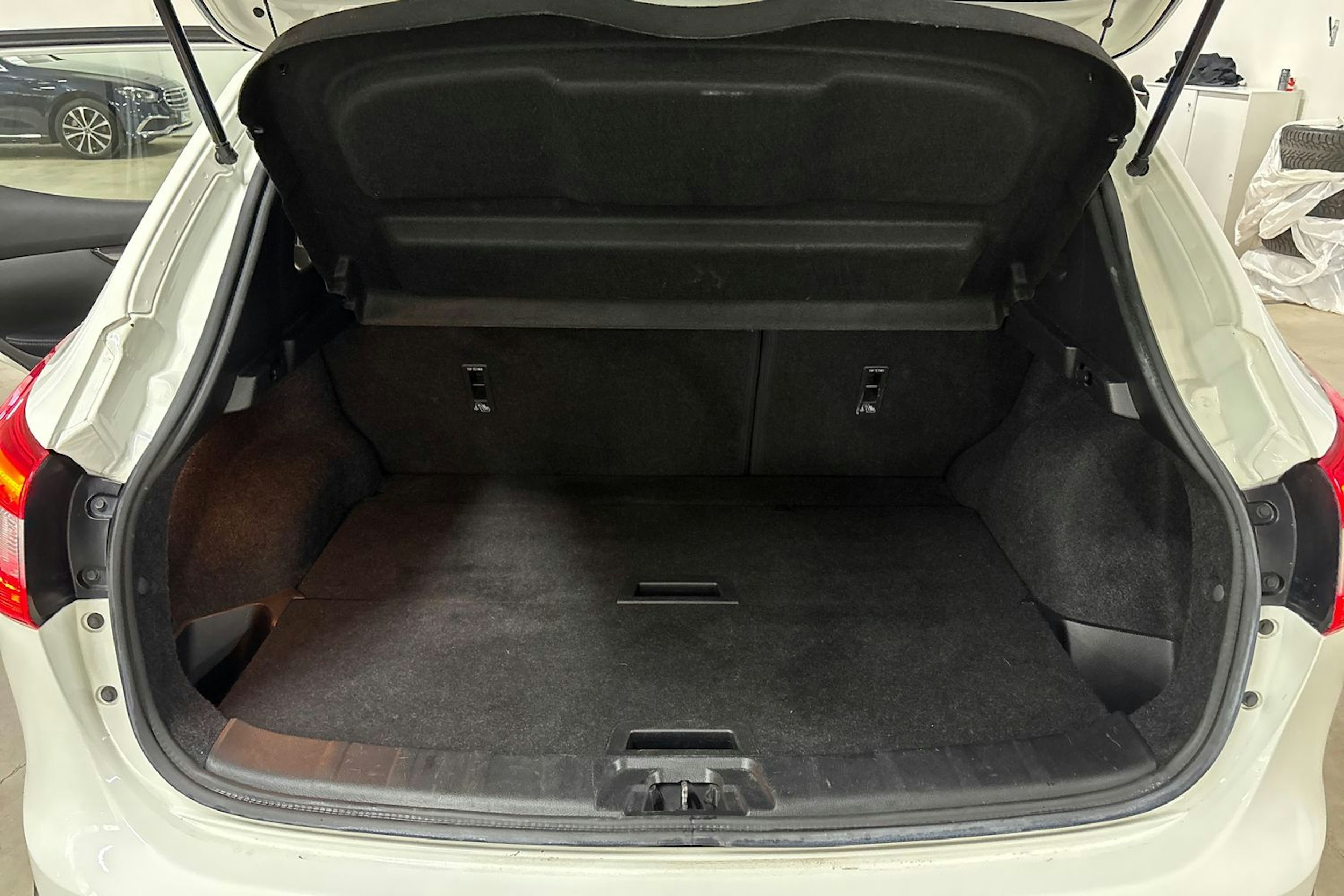 valkoinen Nissan Qashqai 2016 kuva 14.