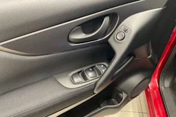 Punainen Nissan Qashqai 2016 kuva 15.