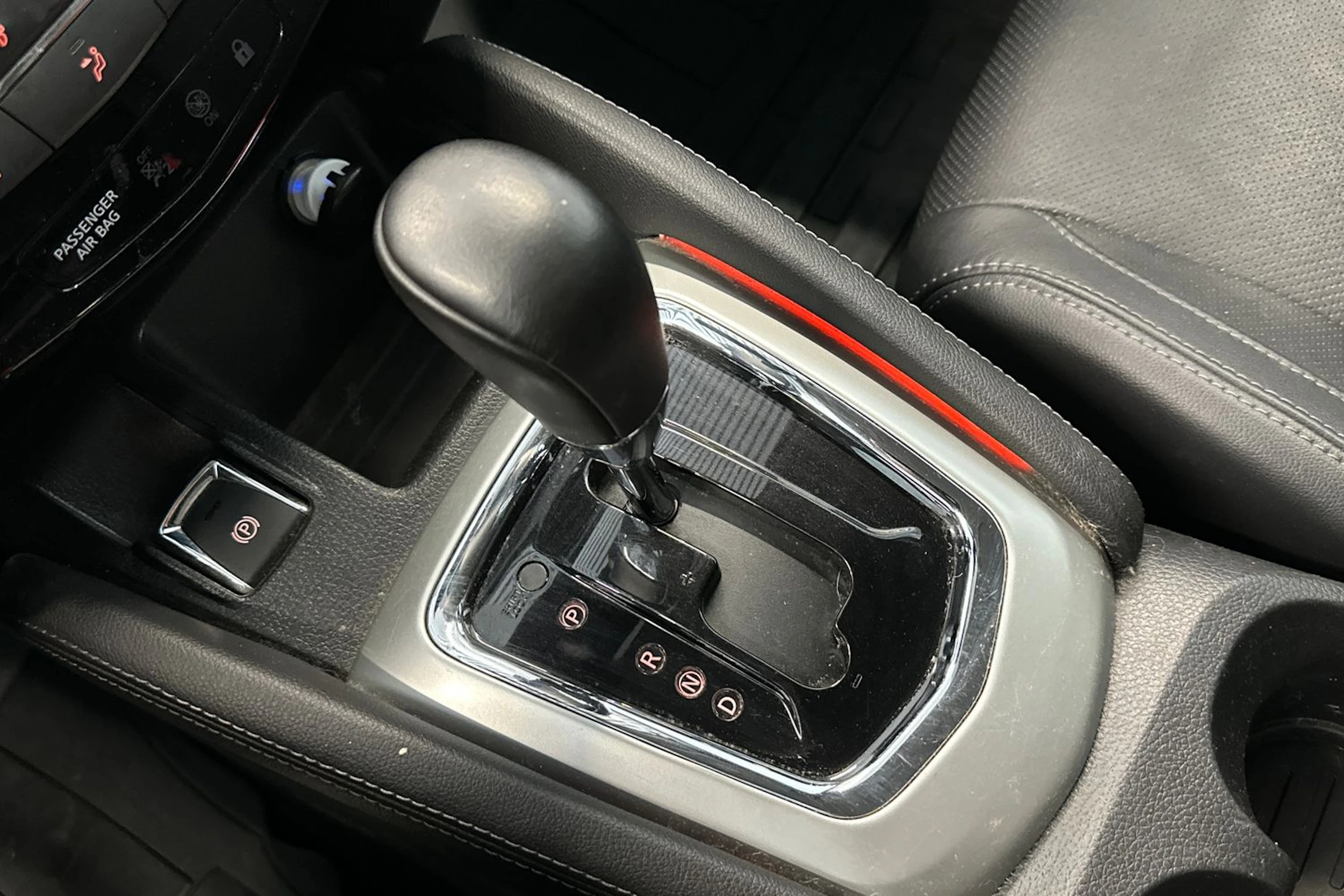 Ruskea (beige) Nissan Qashqai 2016 kuva 18.