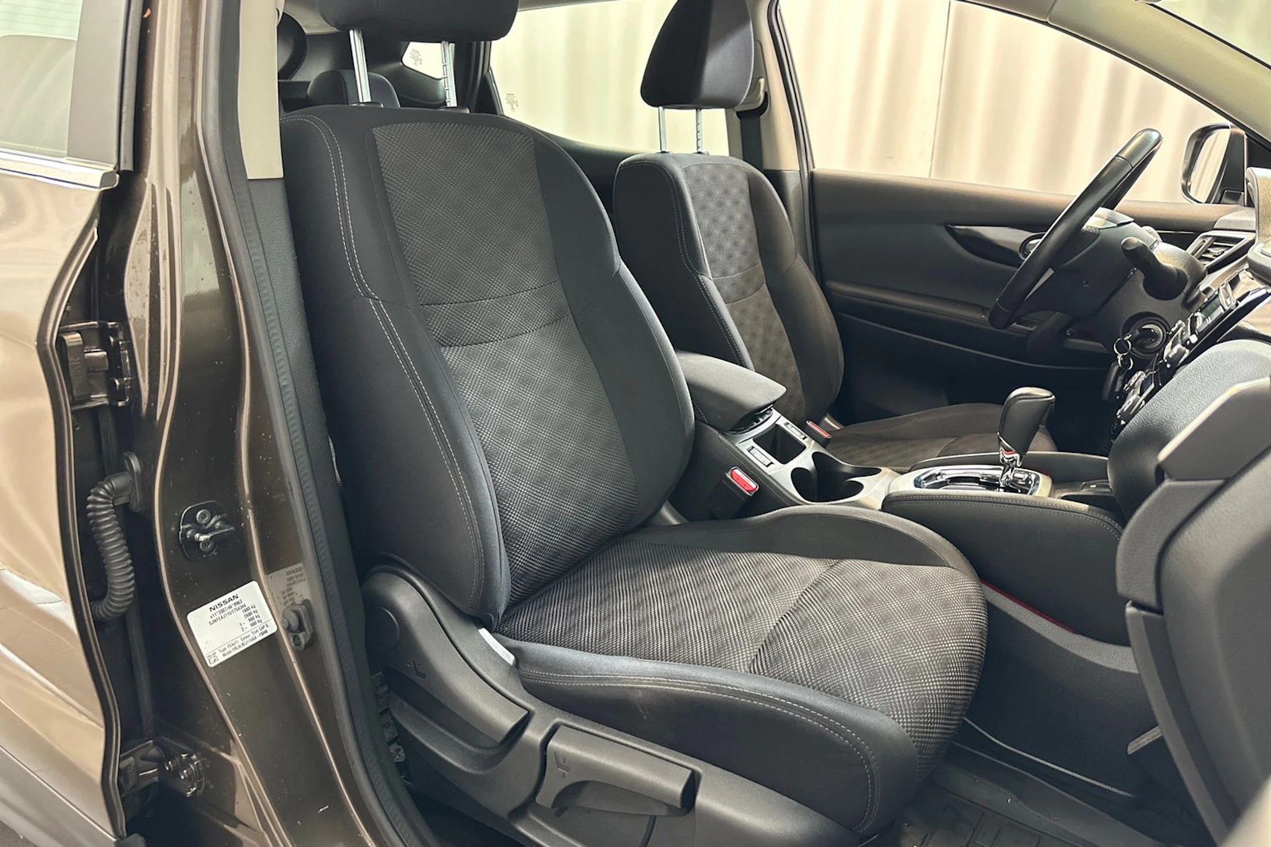 ruskea (beige) Nissan Qashqai 2016 kuva 11.