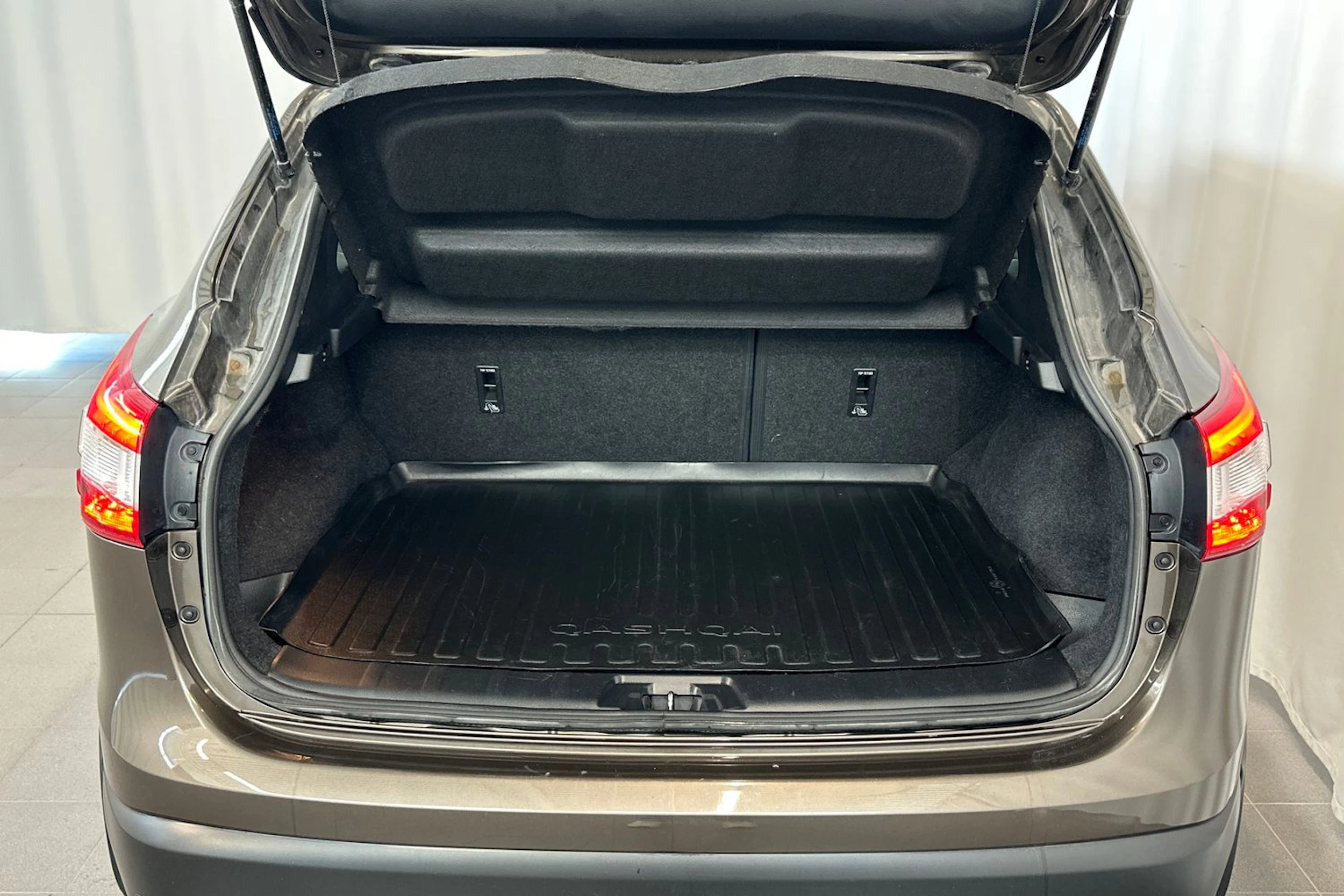 ruskea (beige) Nissan Qashqai 2016 kuva 13.