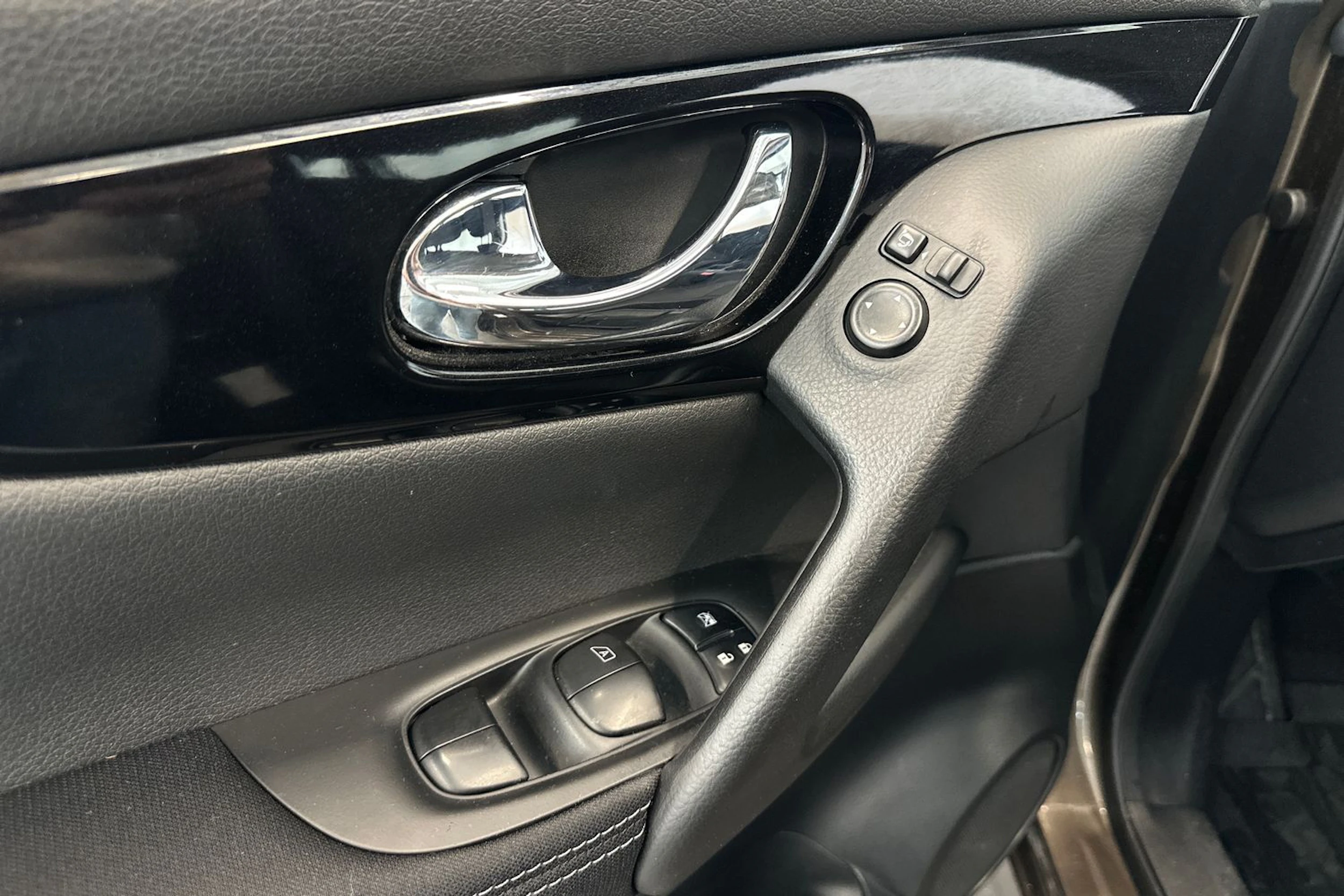 ruskea (beige) Nissan Qashqai 2016 kuva 15.