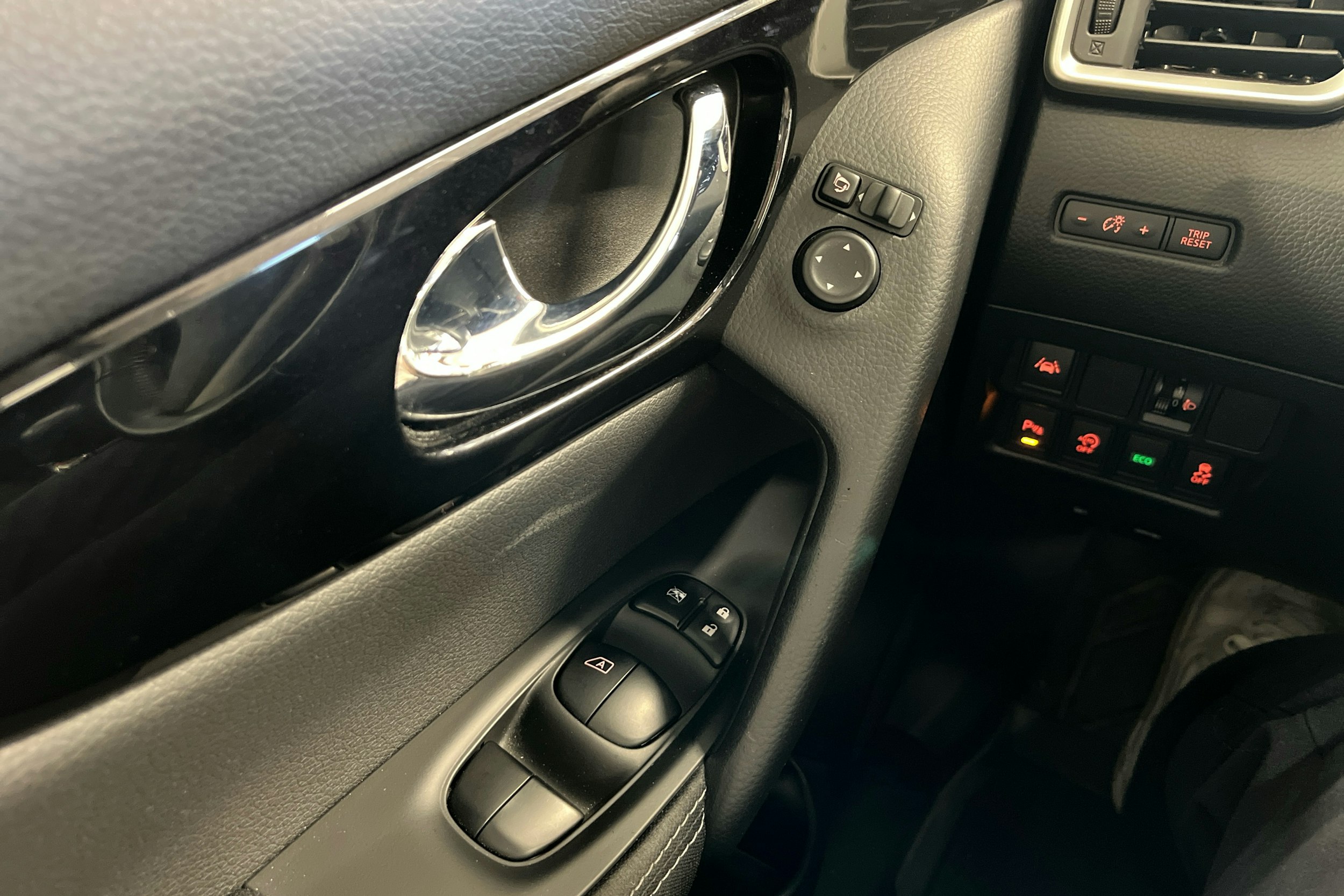 valkoinen Nissan Qashqai 2016 kuva 17.
