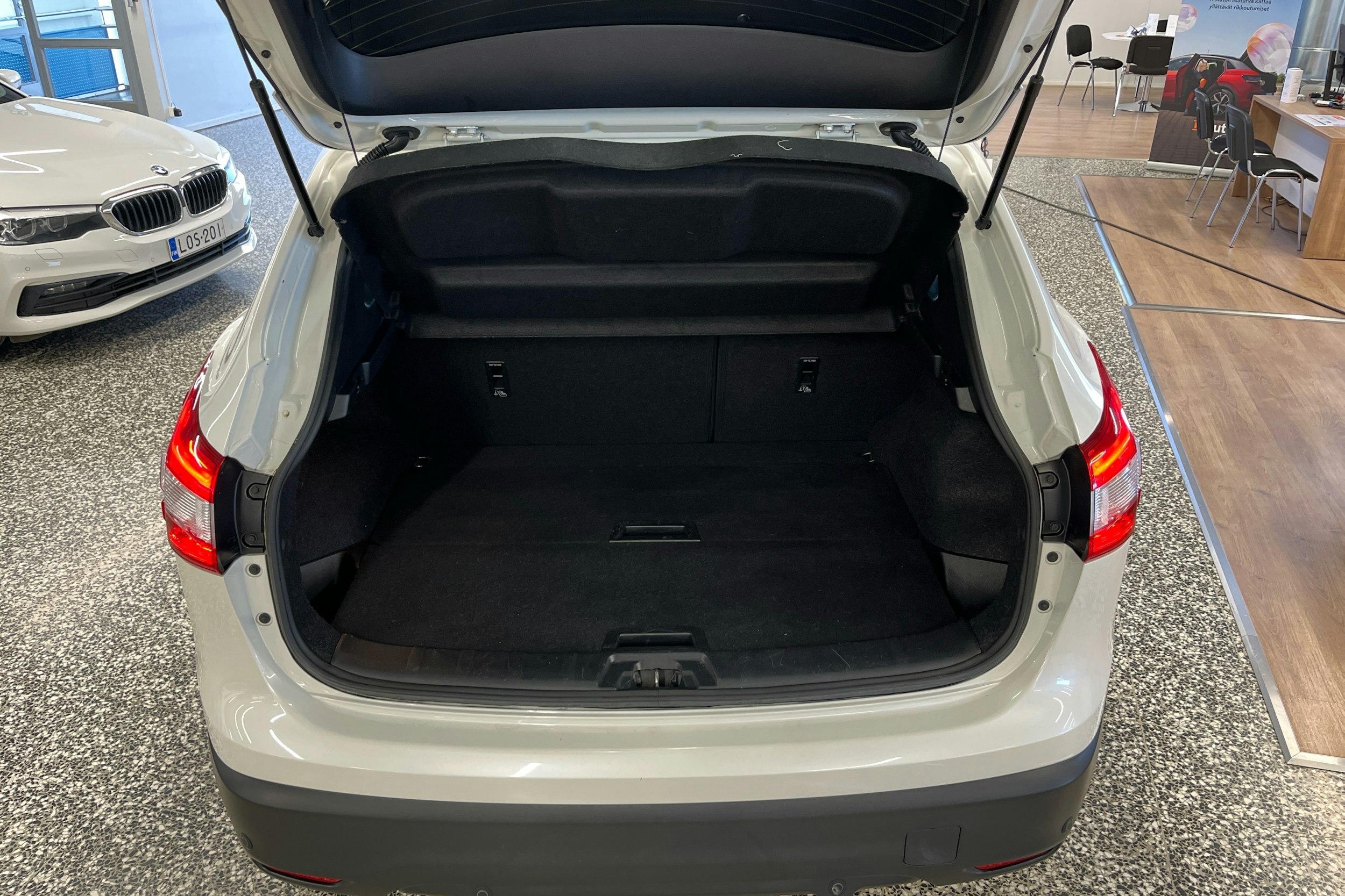 valkoinen Nissan Qashqai 2016 kuva 19.