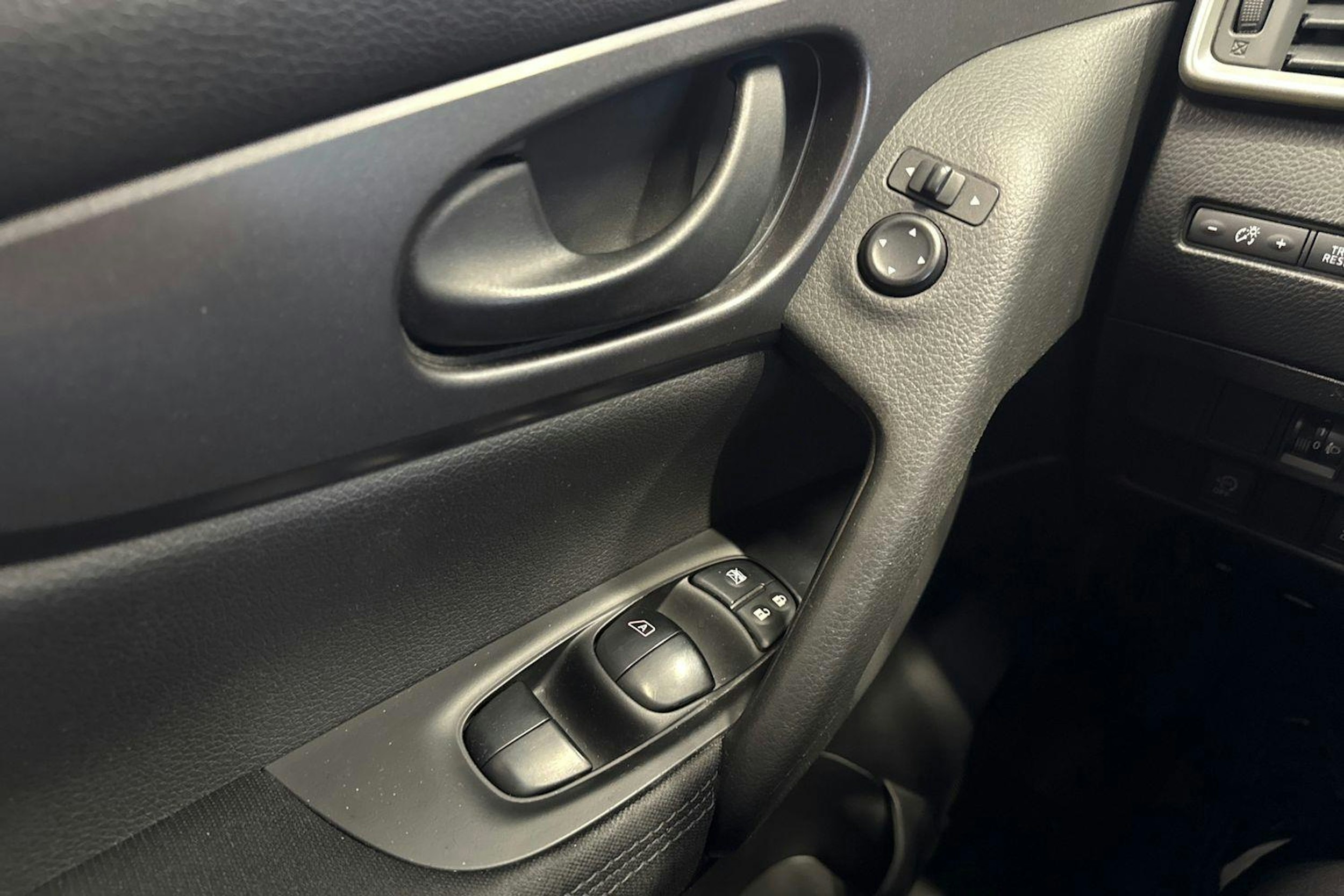 valkoinen Nissan Qashqai 2016 kuva 21.