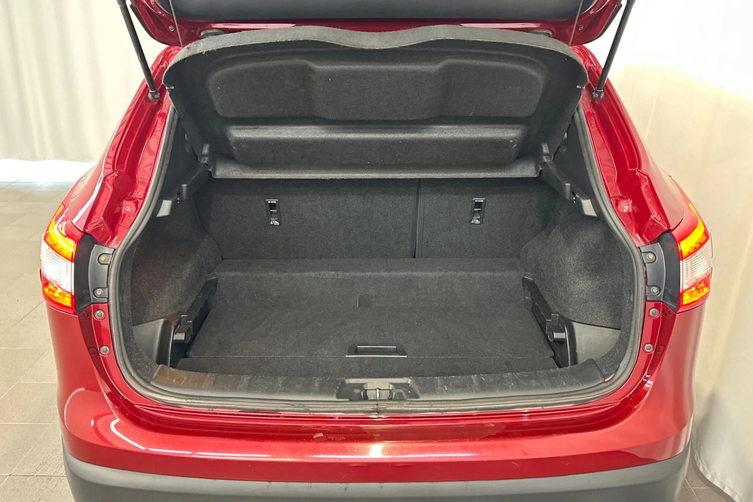 Punainen Nissan Qashqai 2017 kuva 13.