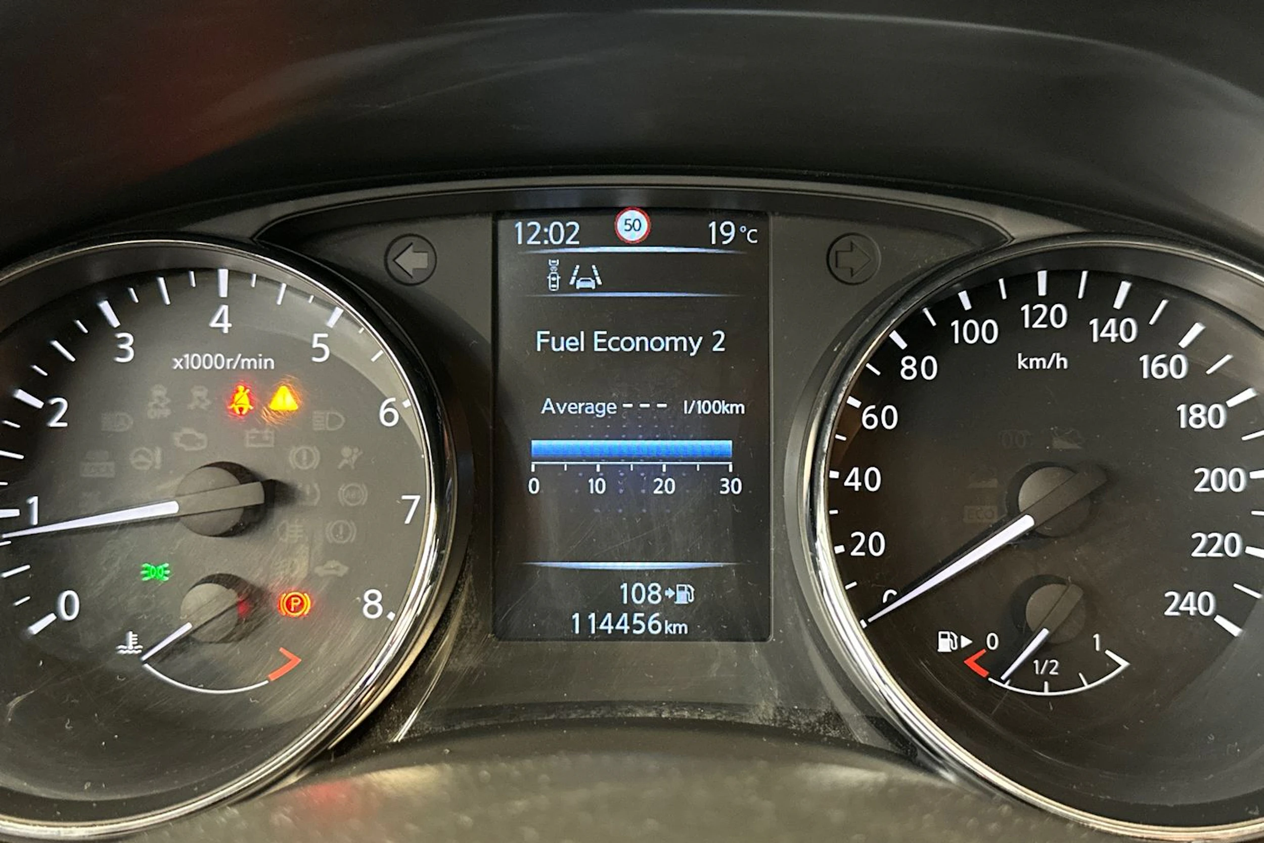 Punainen Nissan Qashqai 2017 kuva 18.