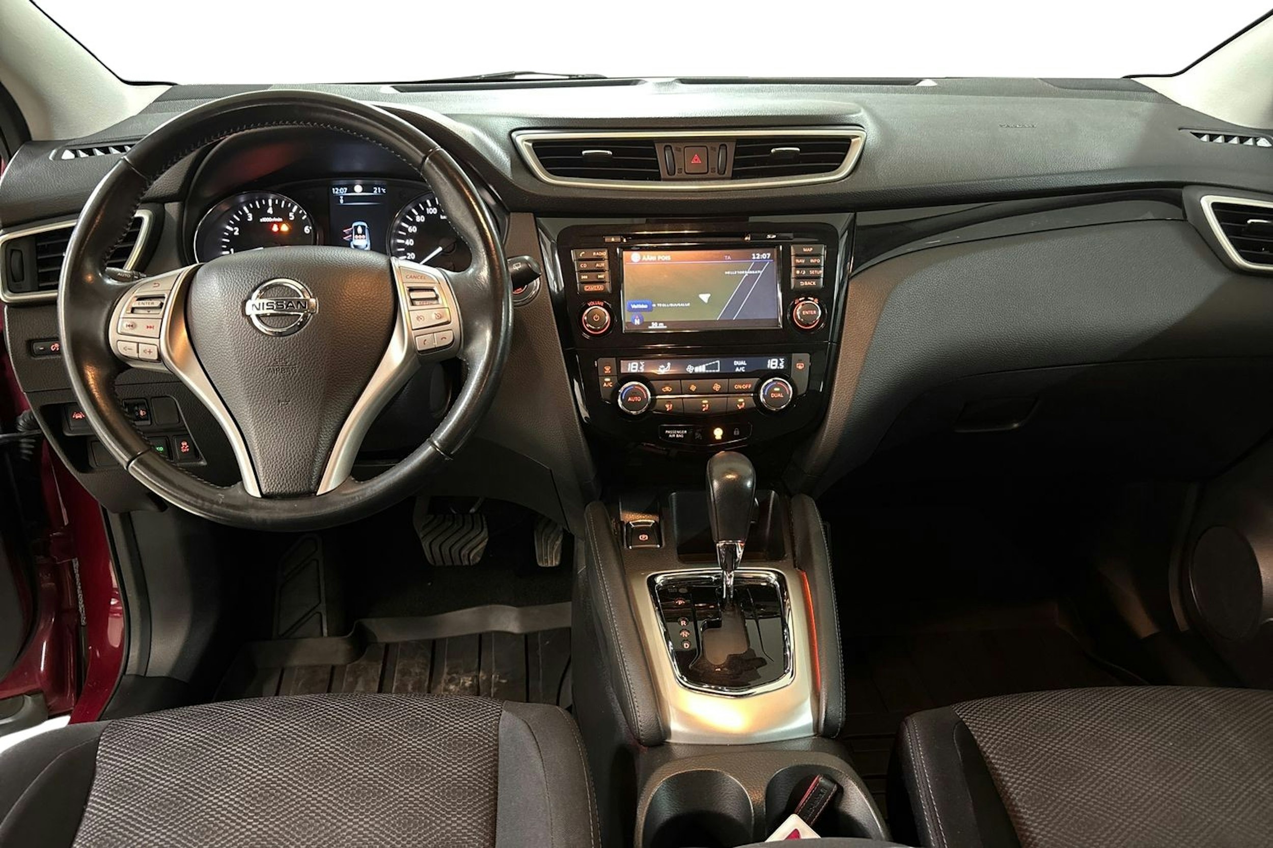 Punainen Nissan Qashqai 2017 kuva 9.