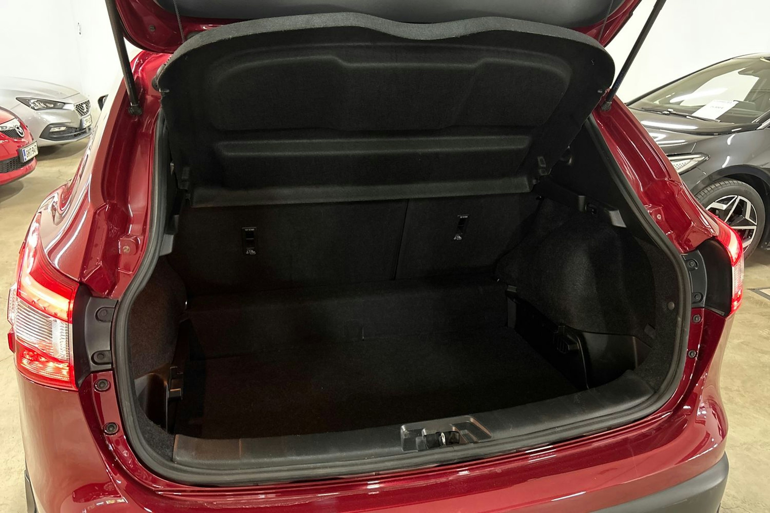 Punainen Nissan Qashqai 2017 kuva 14.