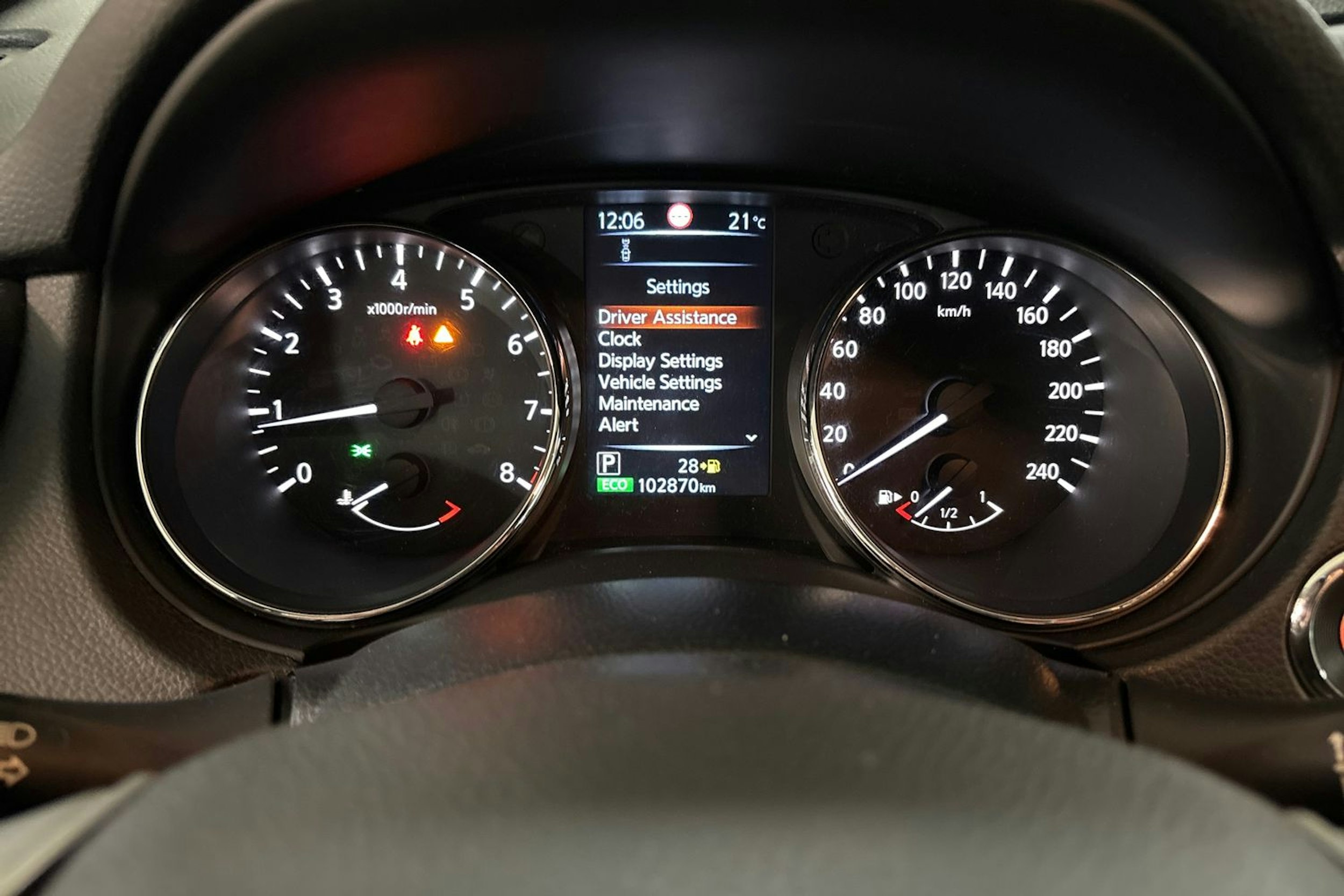 Punainen Nissan Qashqai 2017 kuva 18.