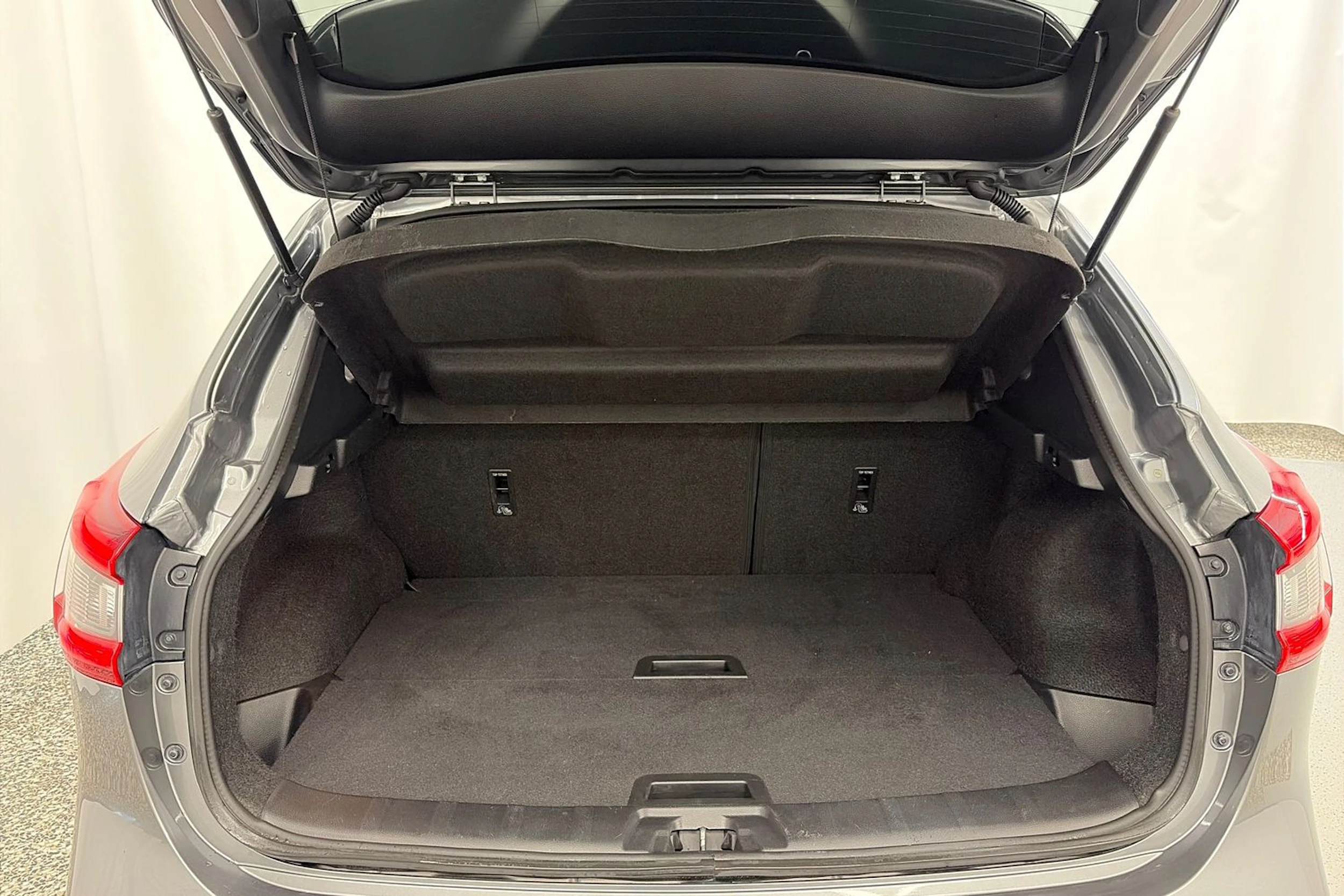 harmaa Nissan Qashqai 2017 kuva 11.