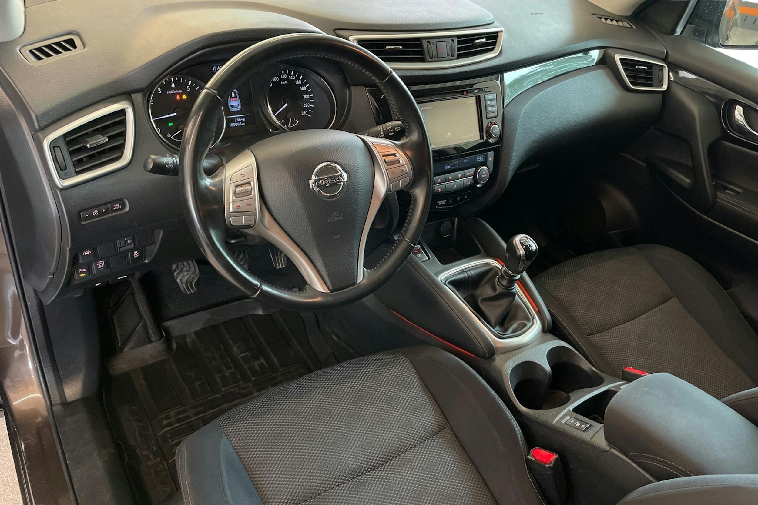 Ruskea (beige) Nissan Qashqai 2017 kuva 7.