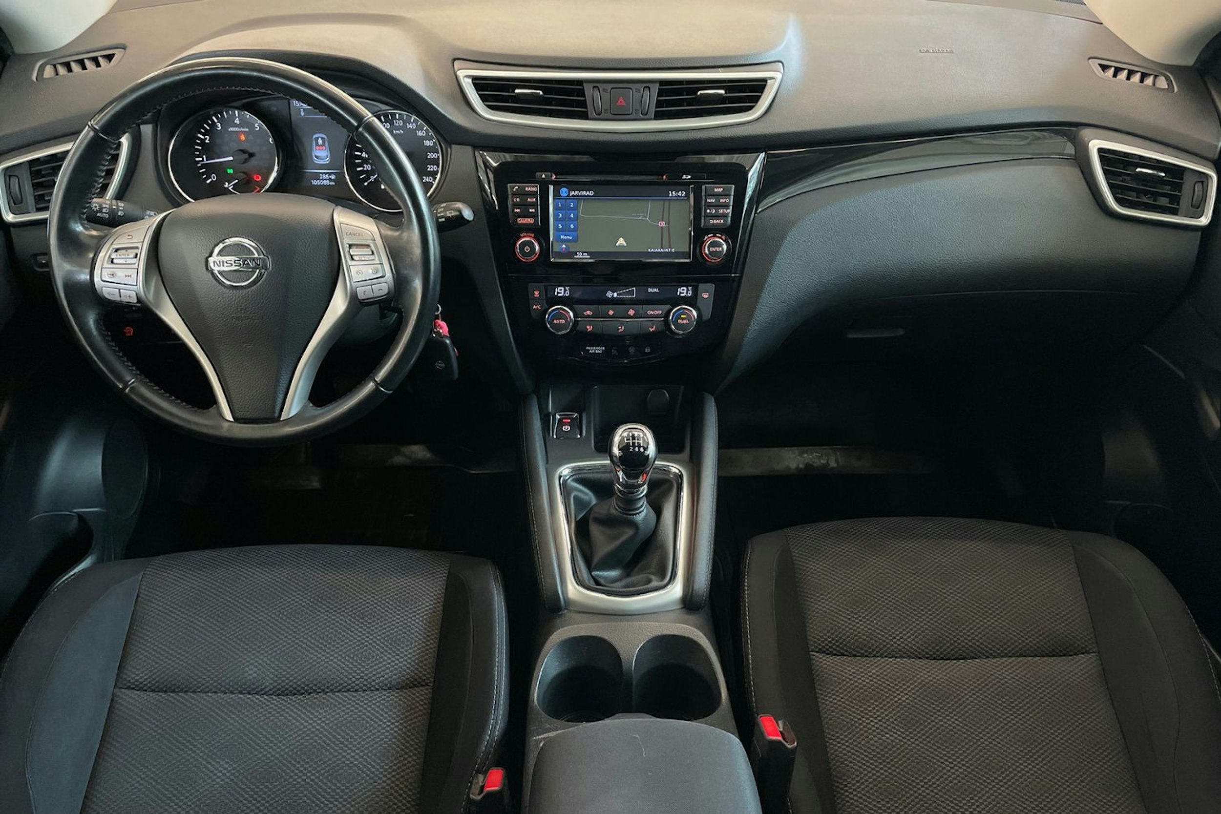 Ruskea (beige) Nissan Qashqai 2017 kuva 9.