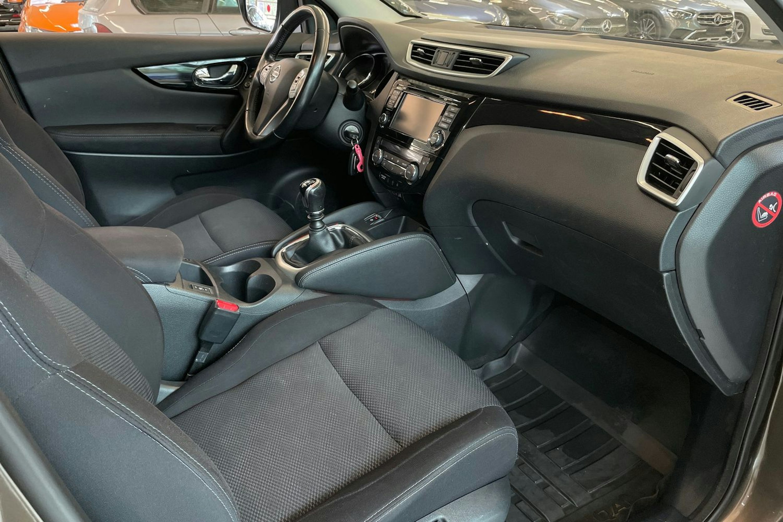 Ruskea (beige) Nissan Qashqai 2017 kuva 25.