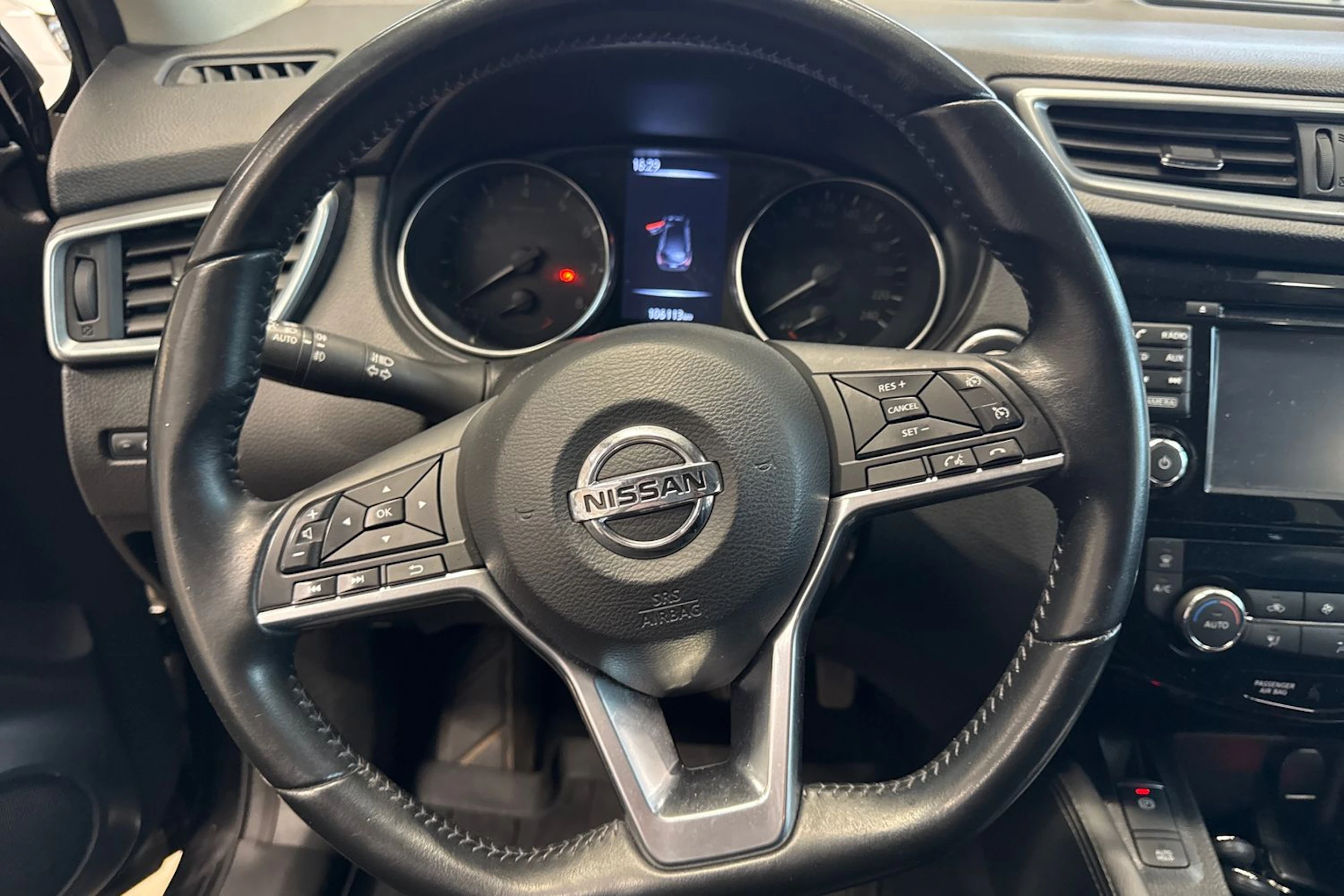 Musta Nissan Qashqai 2017 kuva 11.