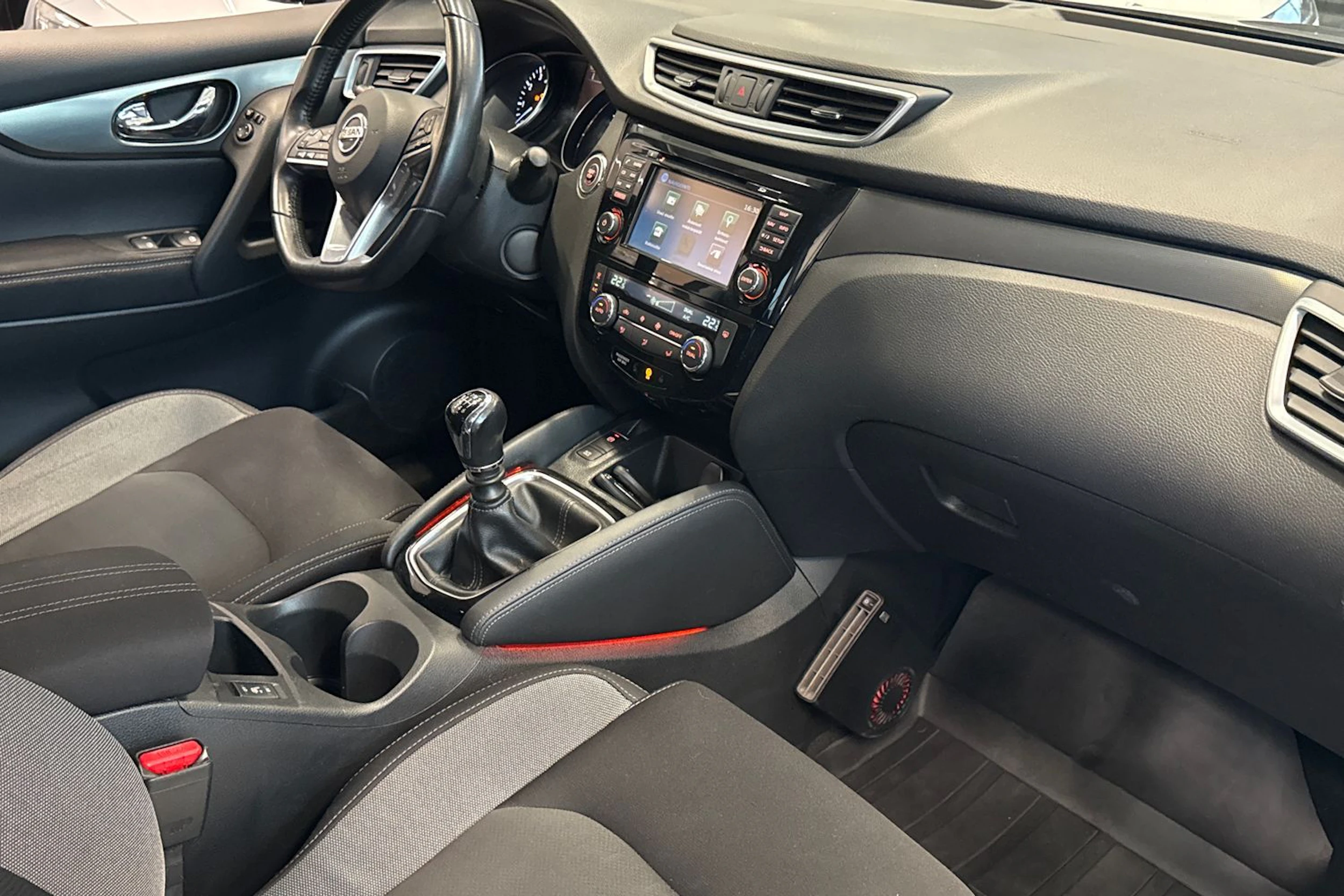 Musta Nissan Qashqai 2017 kuva 18.