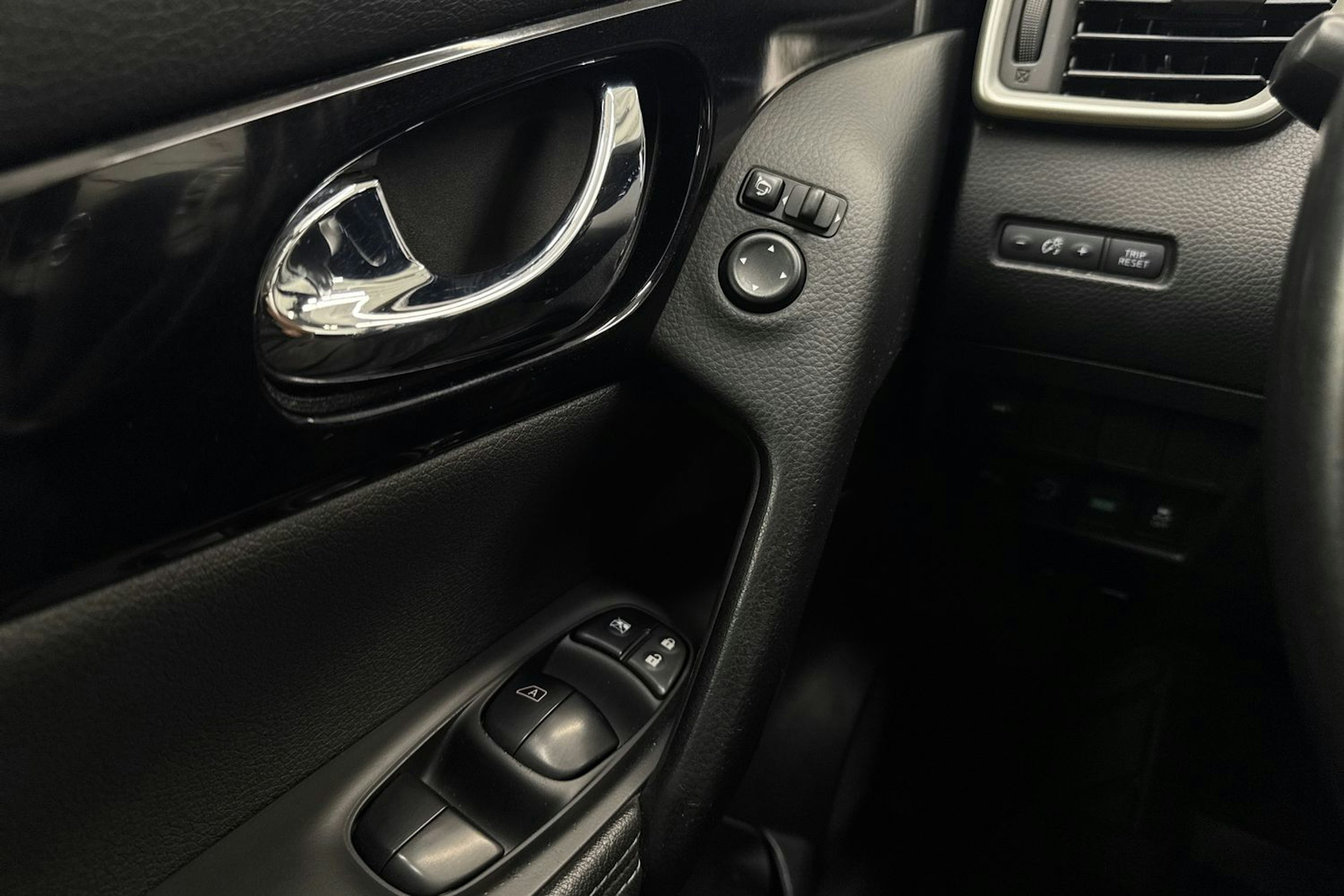 harmaa Nissan Qashqai 2017 kuva 18.