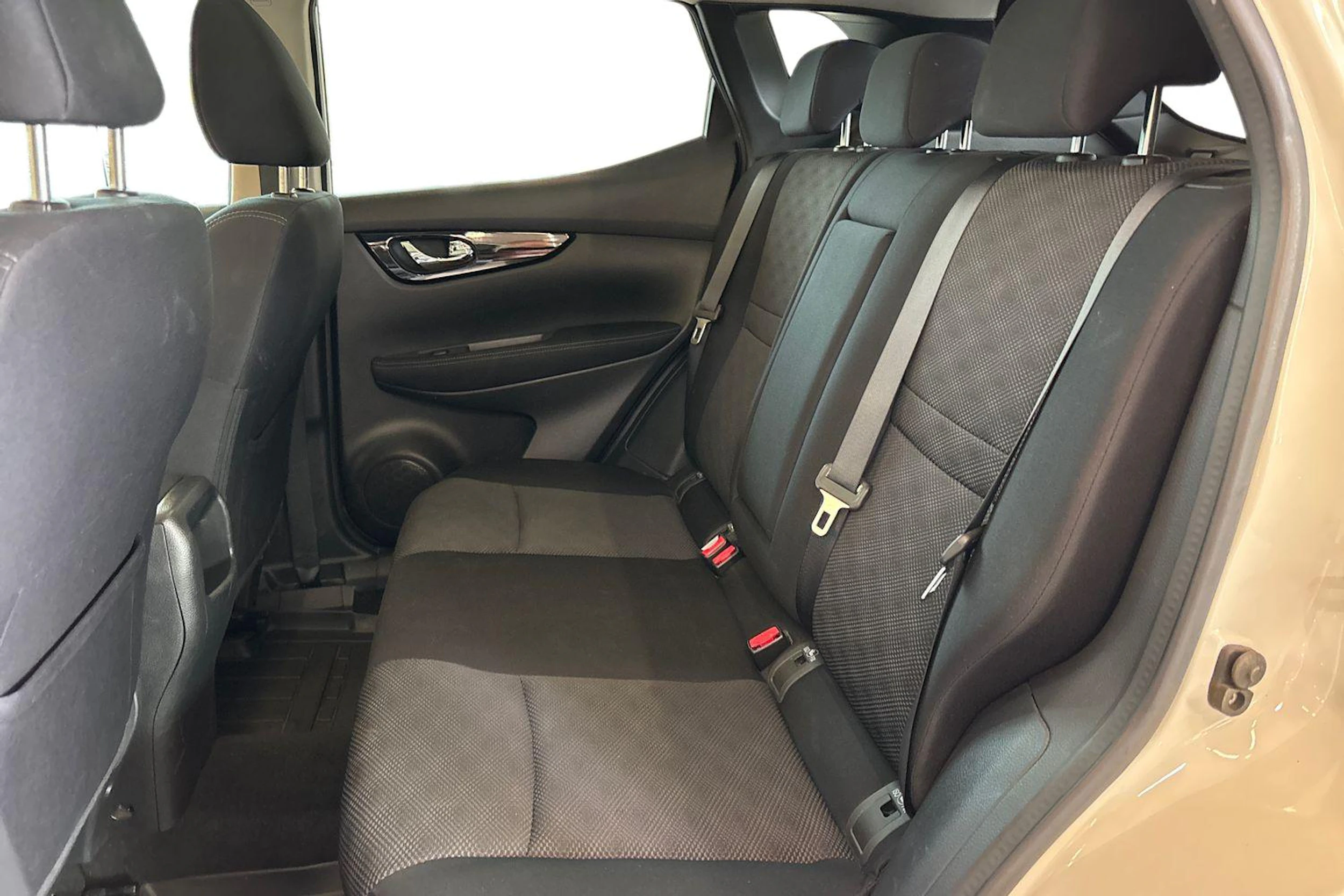 Valkoinen Nissan Qashqai 2017 kuva 8.