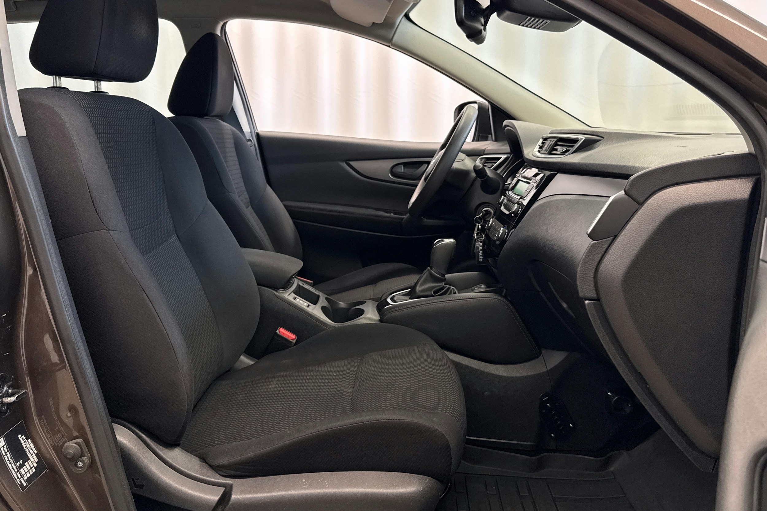 ruskea (beige) Nissan Qashqai 2018 kuva 13.