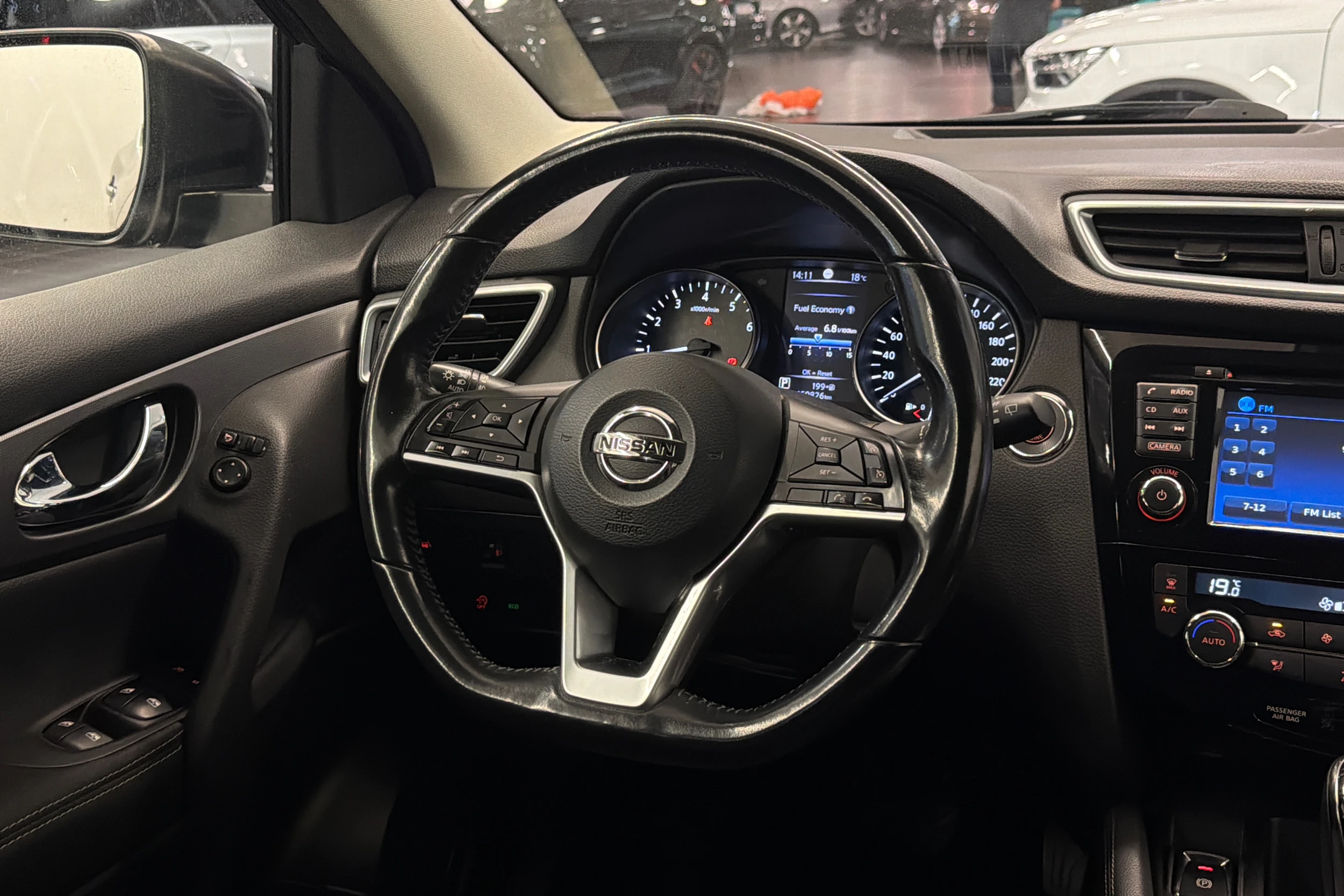 ruskea (beige) Nissan Qashqai 2018 kuva 13.