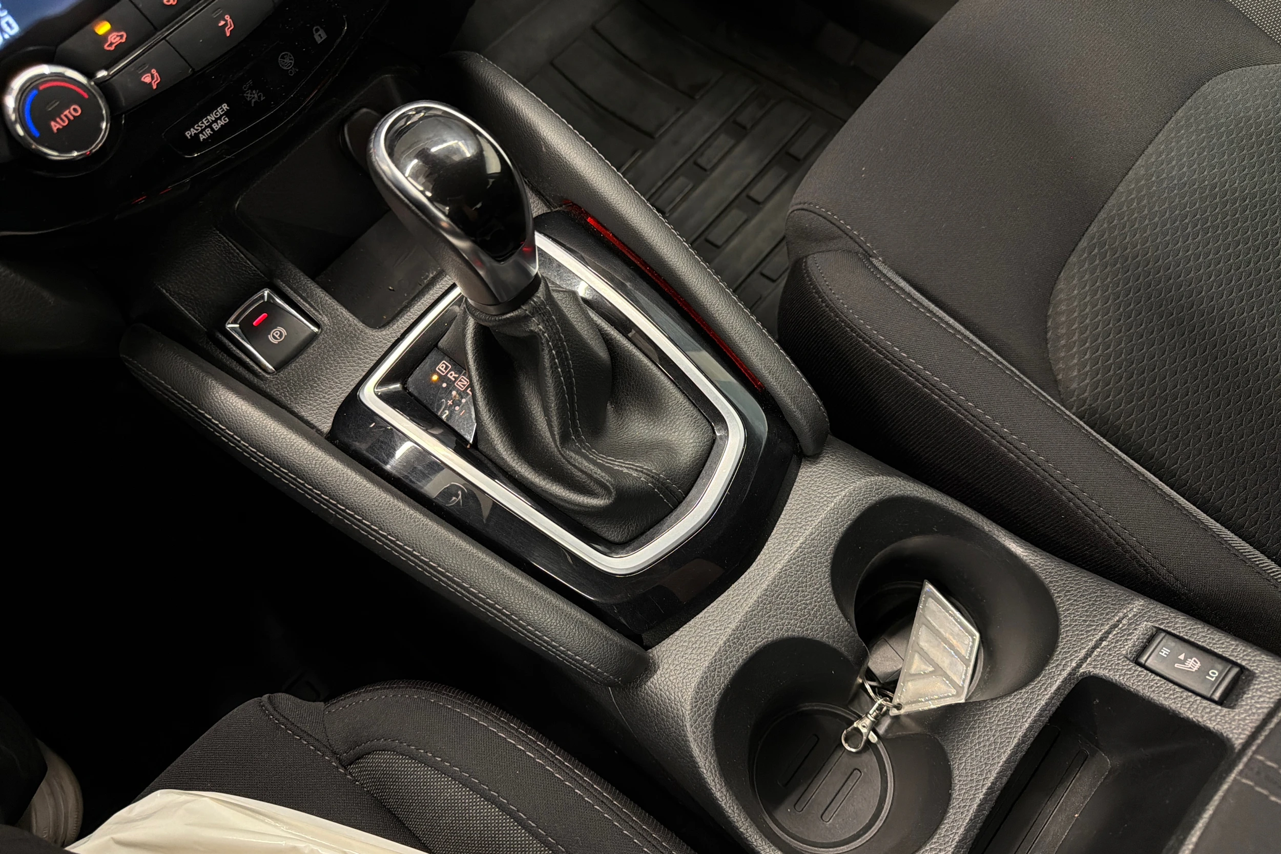 ruskea (beige) Nissan Qashqai 2018 kuva 19.