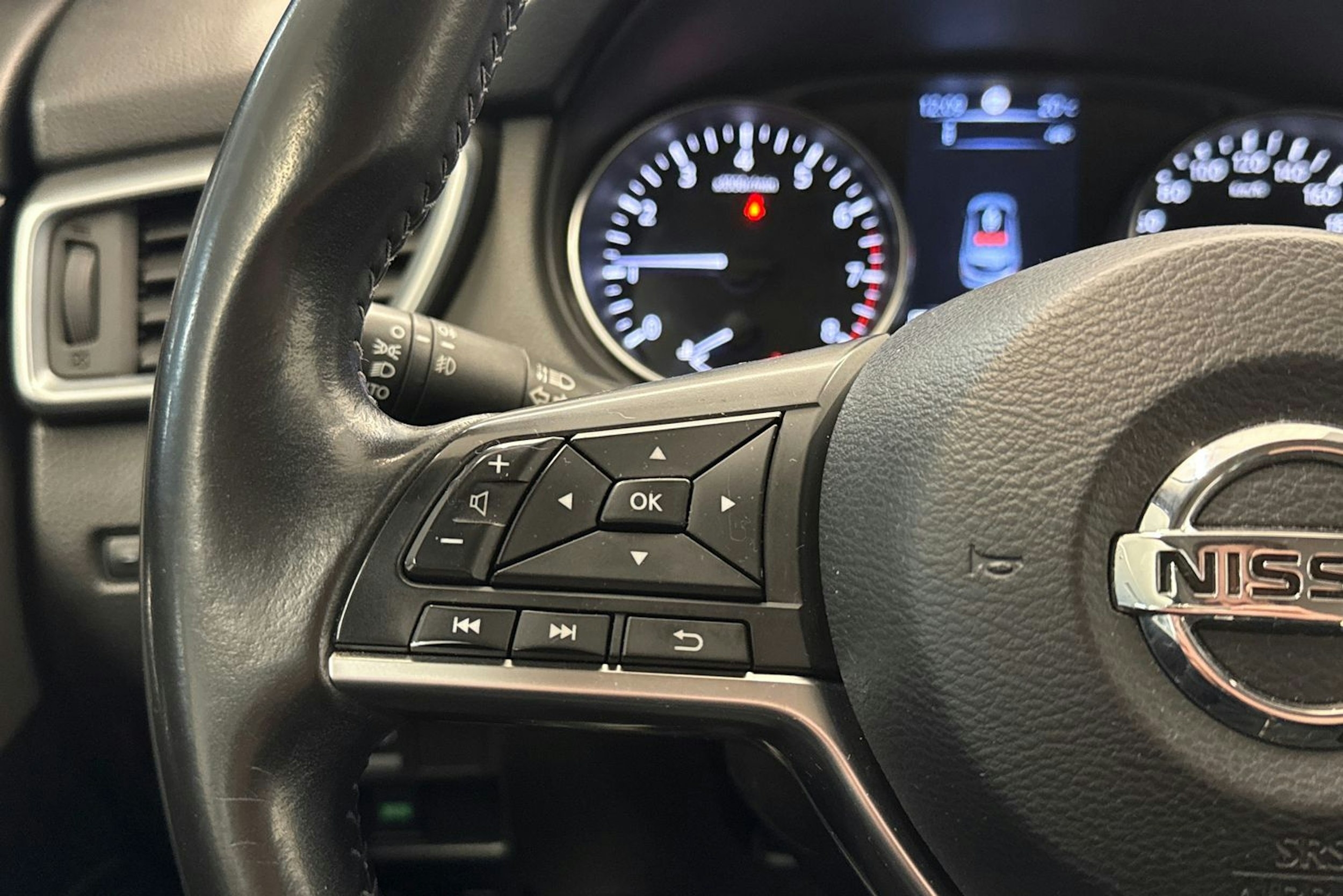 Harmaa Nissan Qashqai 2018 kuva 17.