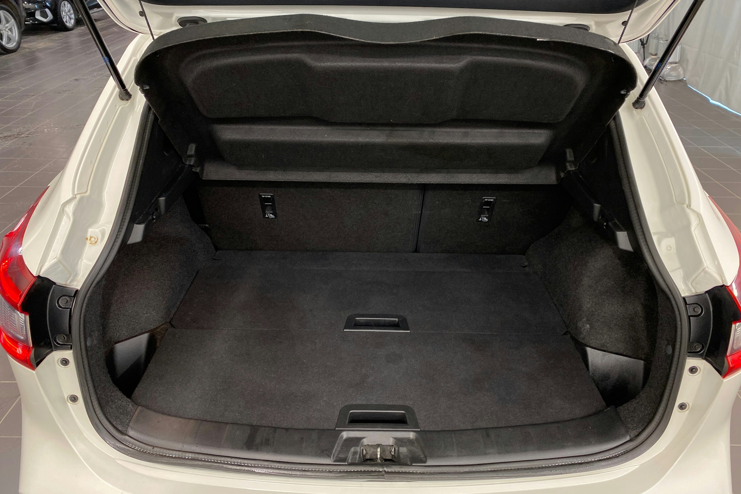 valkoinen Nissan Qashqai 2018 kuva 14.