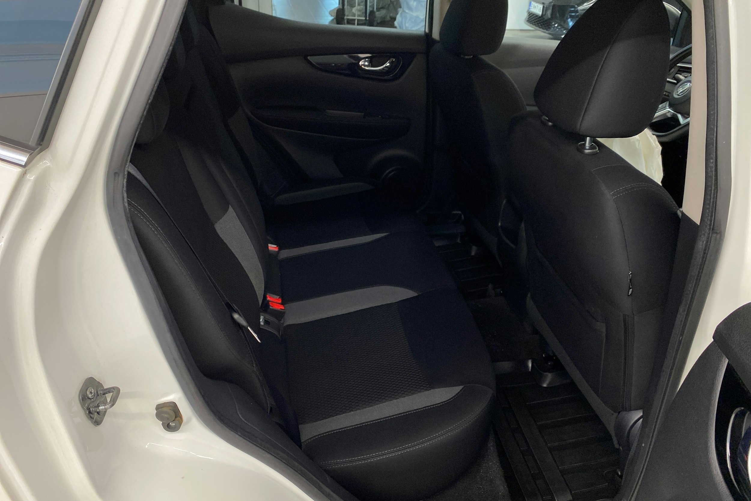 valkoinen Nissan Qashqai 2018 kuva 15.