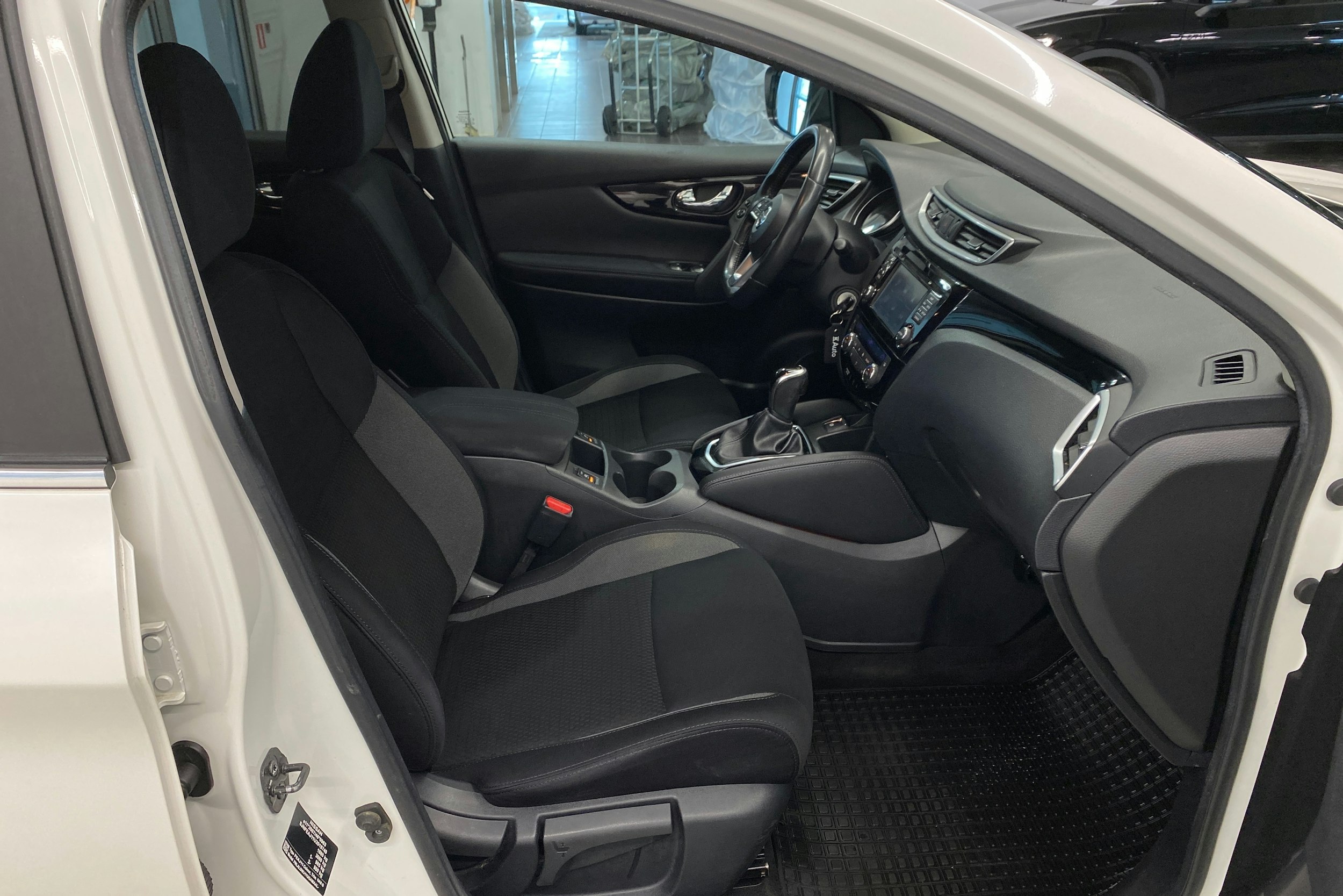 valkoinen Nissan Qashqai 2018 kuva 16.