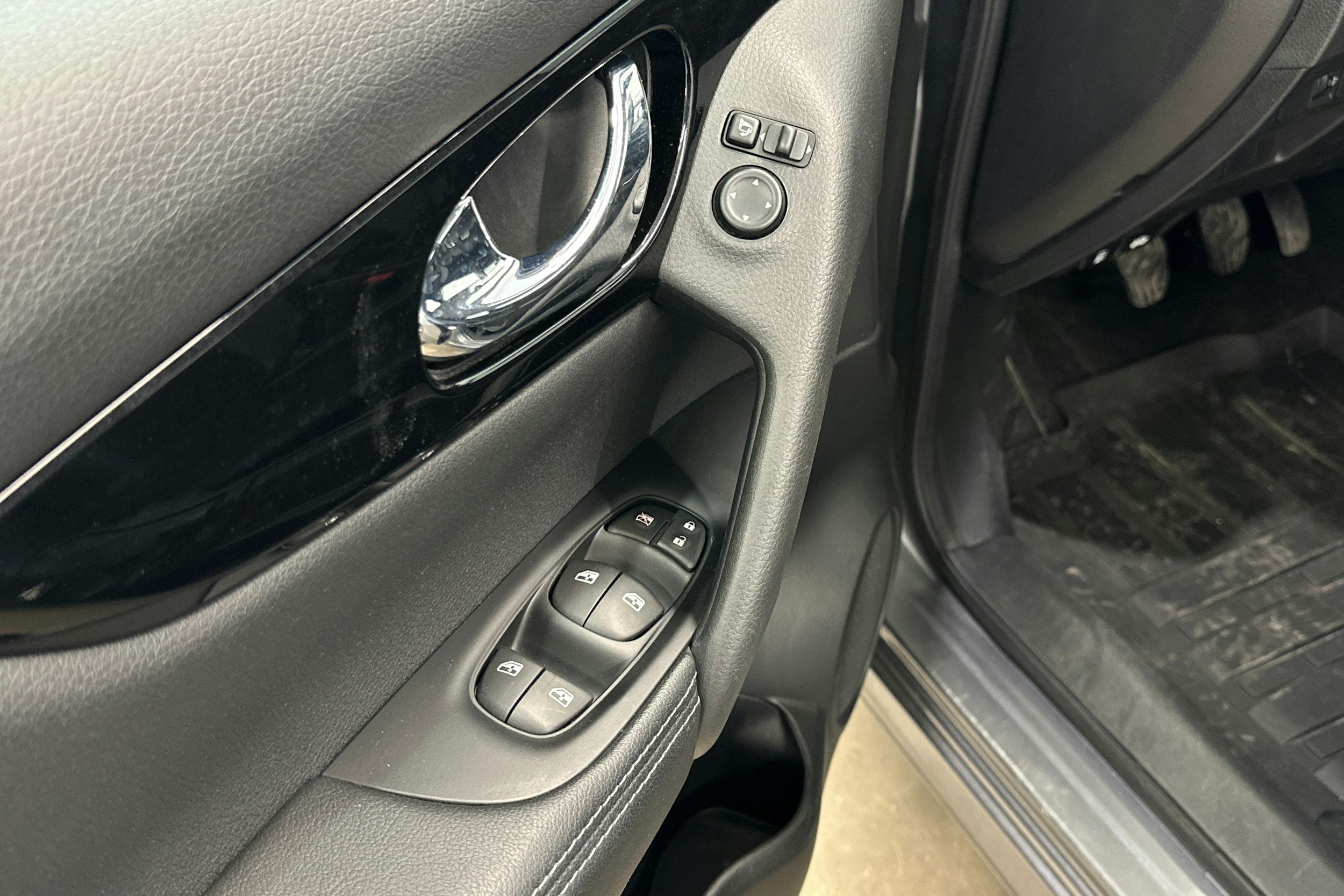 harmaa metalliväri Nissan Qashqai 2019 kuva 16.