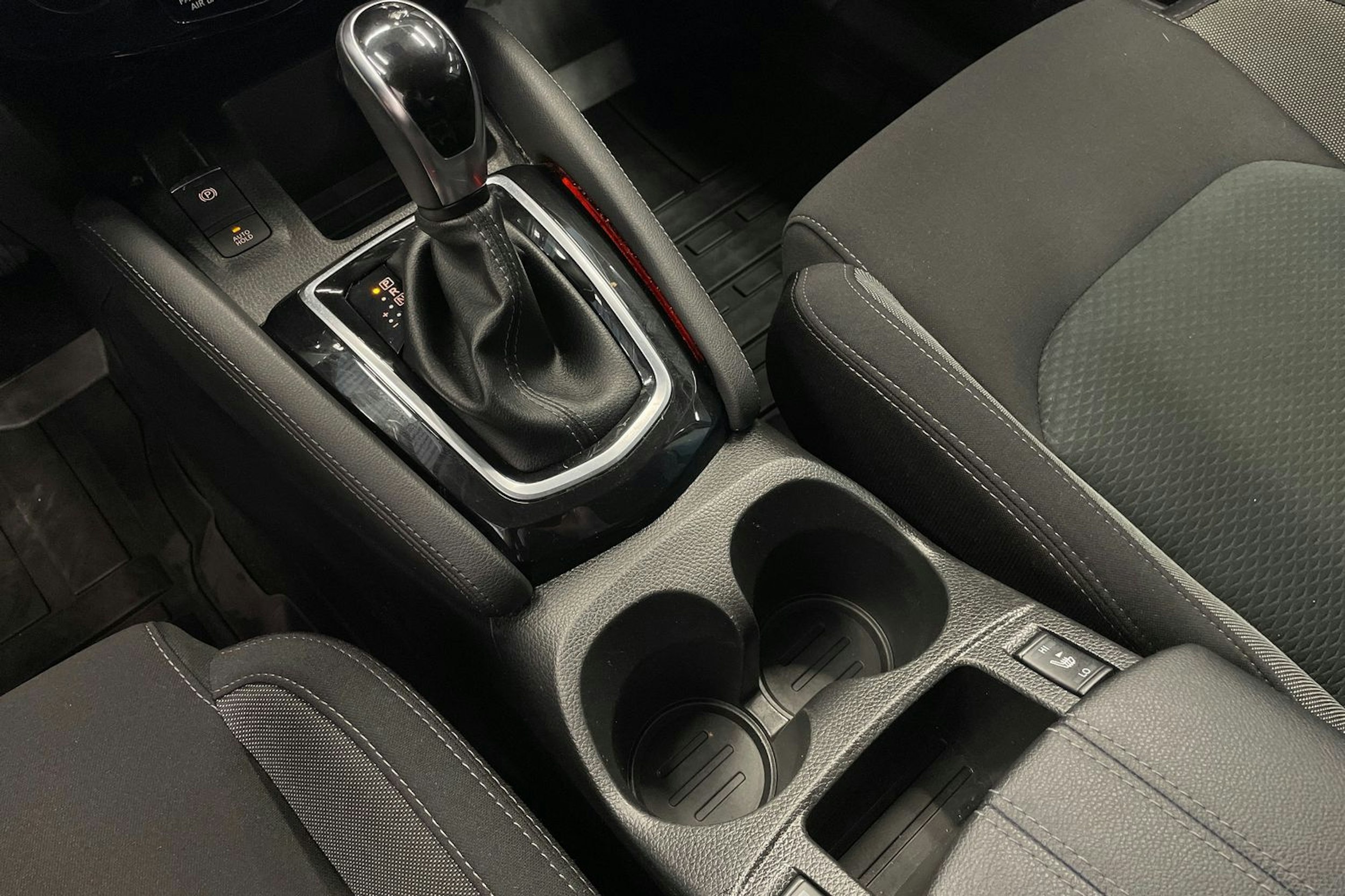 Punainen Nissan Qashqai 2020 kuva 18.