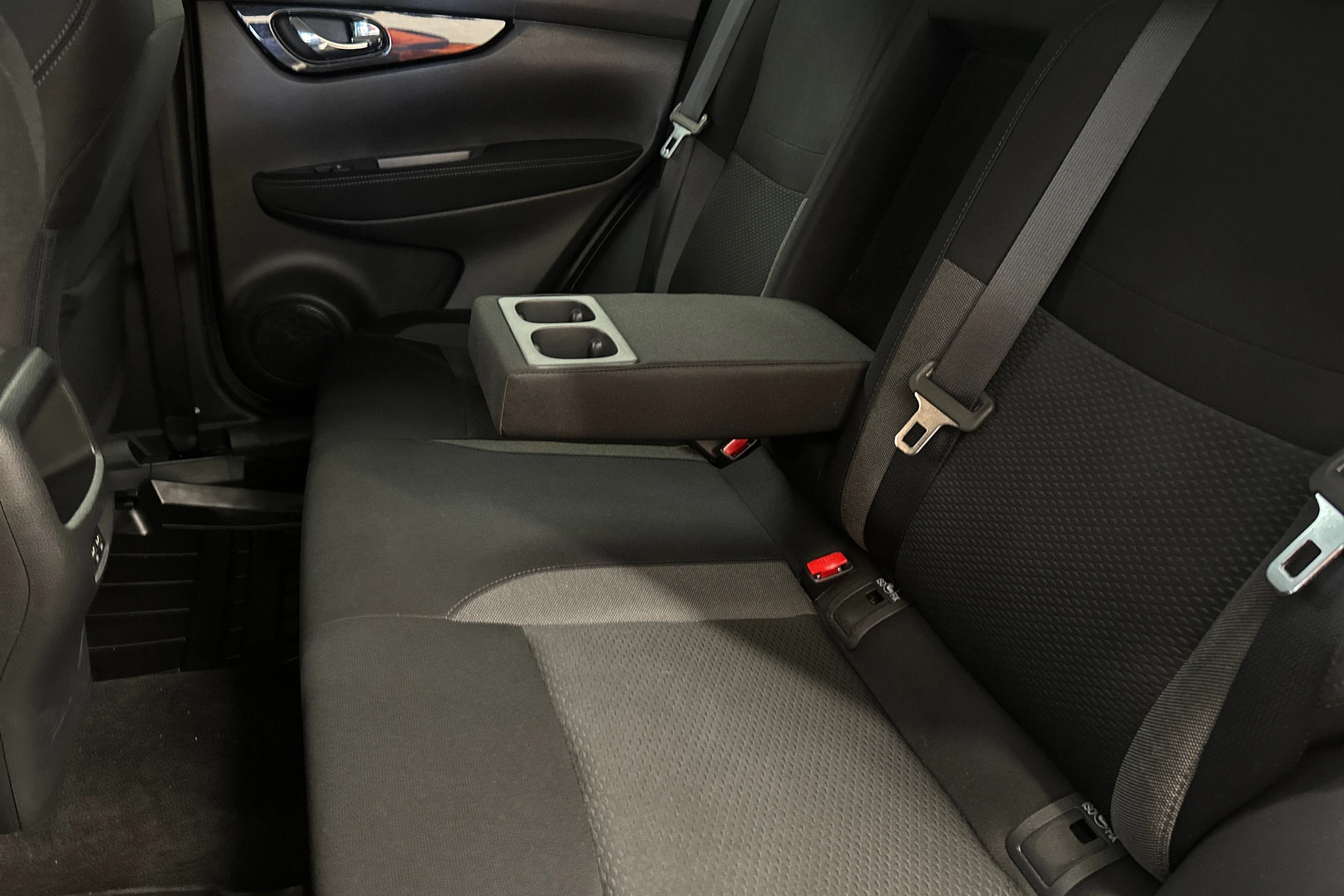 Harmaa Nissan Qashqai 2021 kuva 16.
