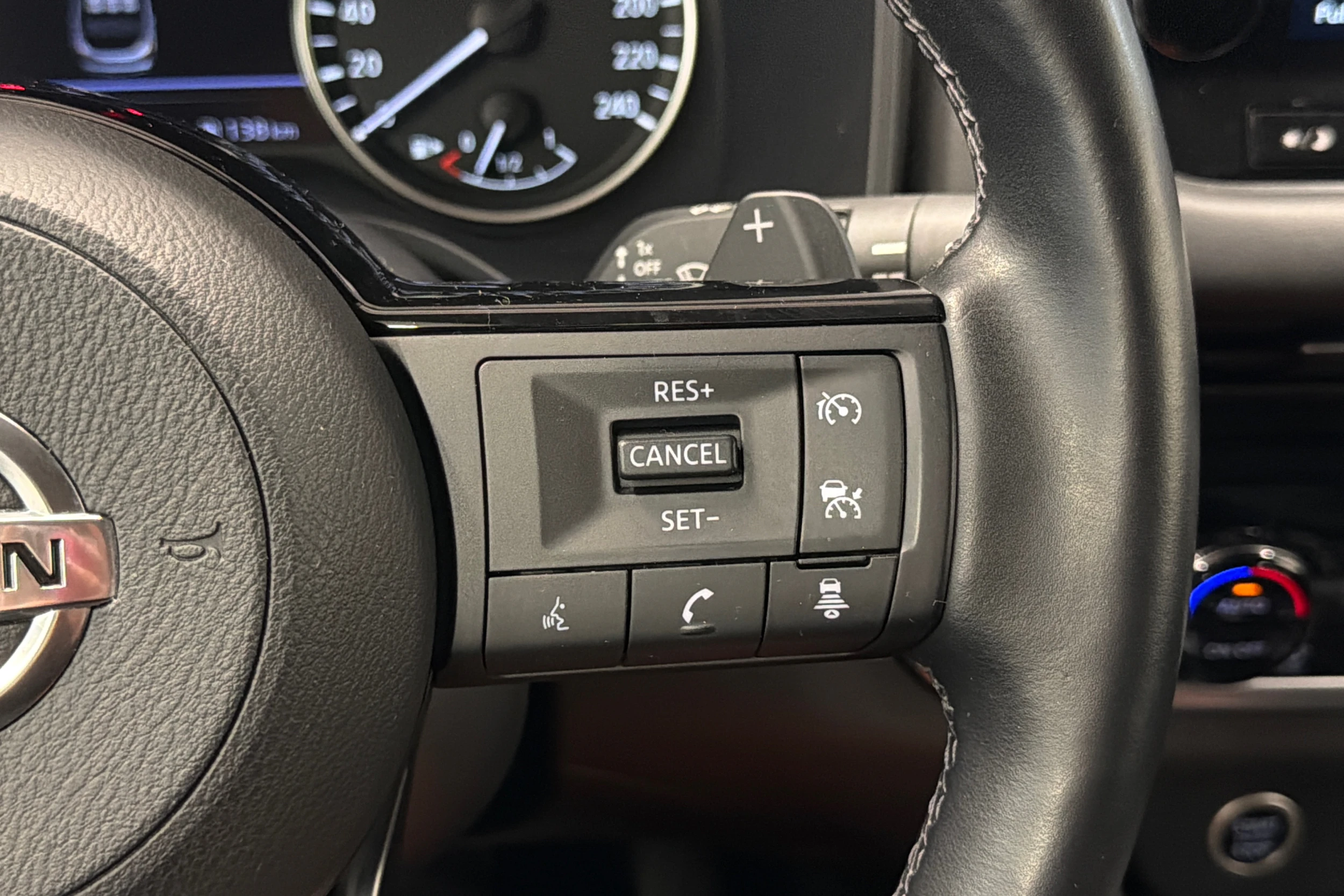 Punainen Nissan Qashqai 2022 kuva 16.