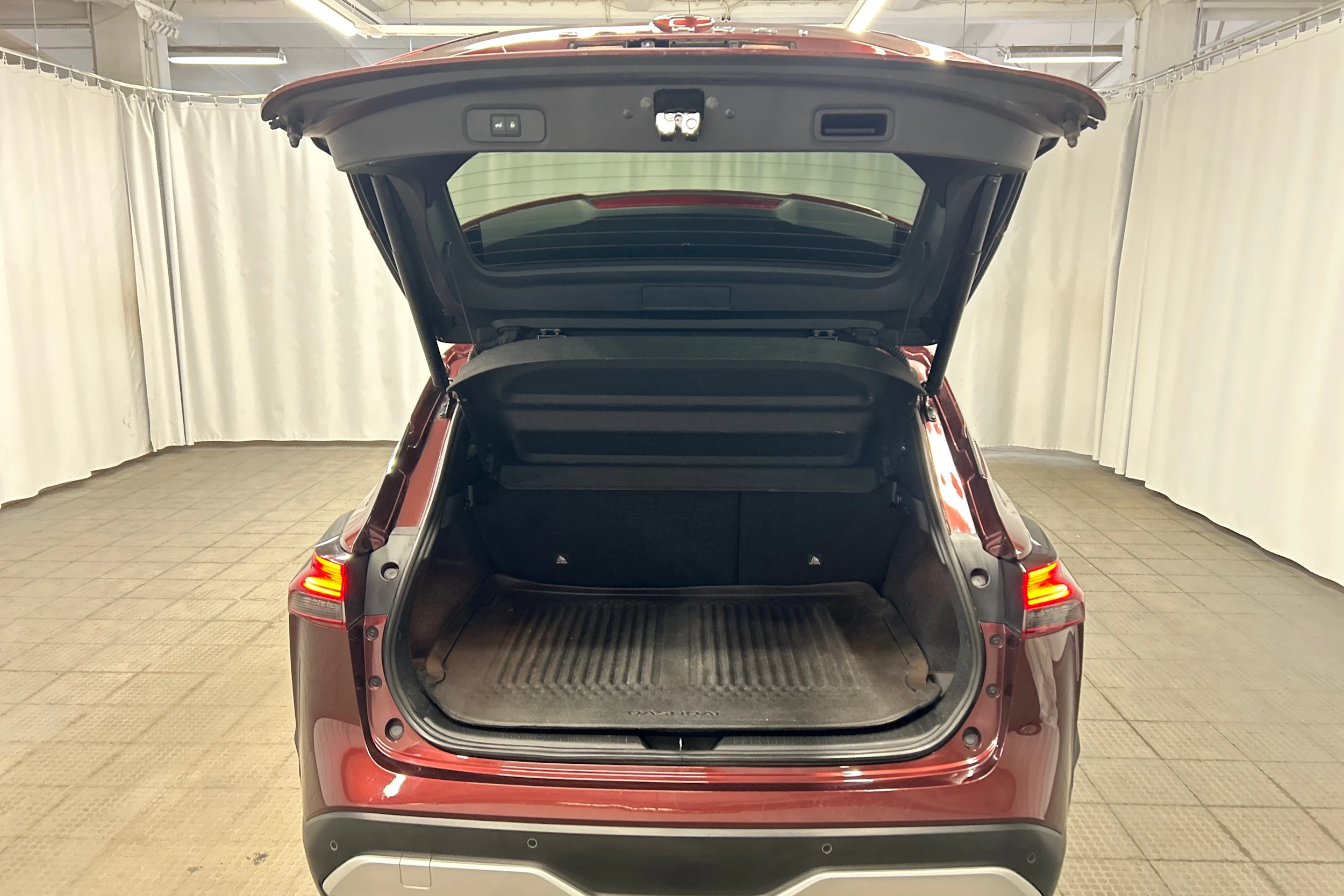 Punainen Nissan Qashqai 2022 kuva 24.