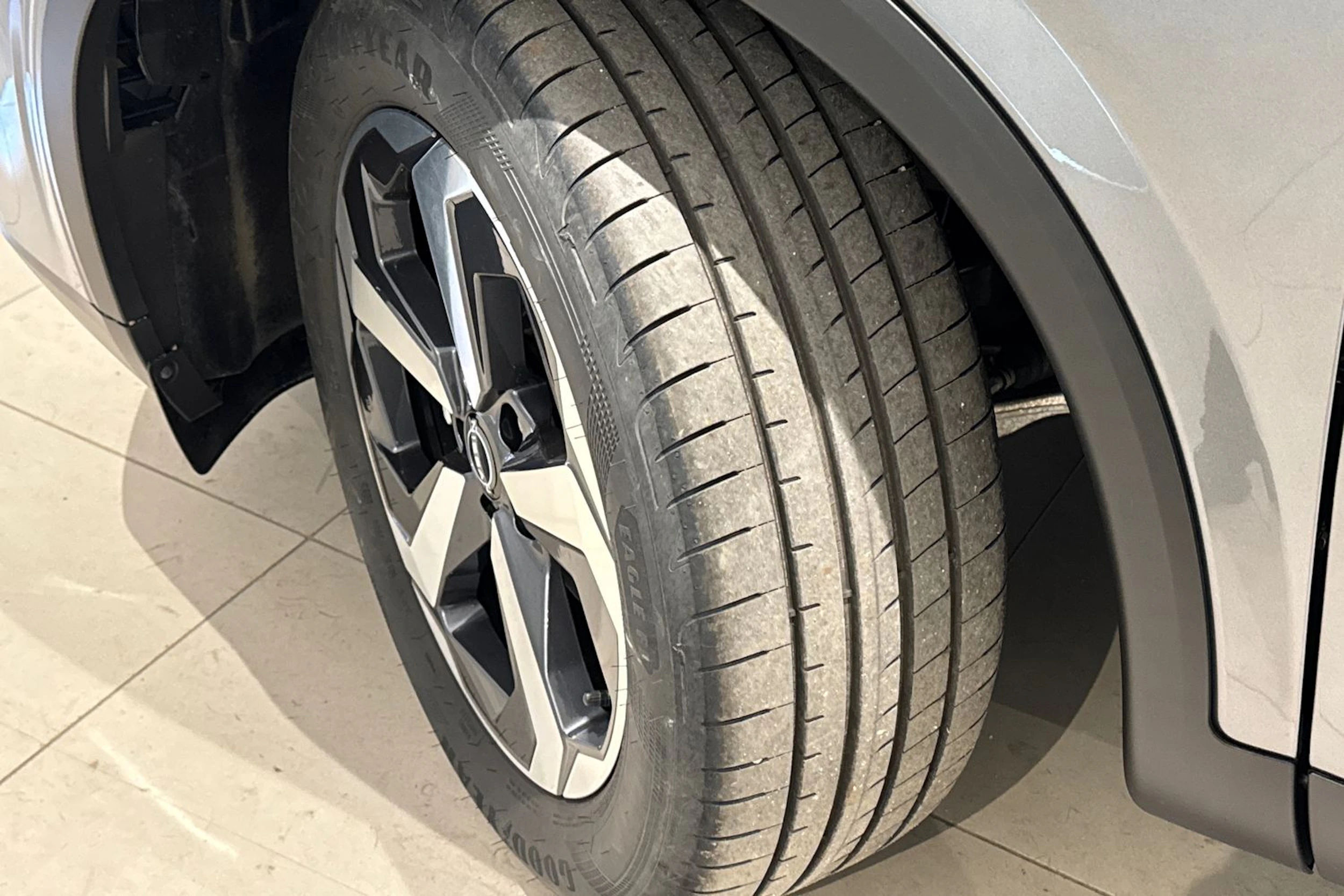 harmaa Nissan Qashqai 2023 kuva 13.