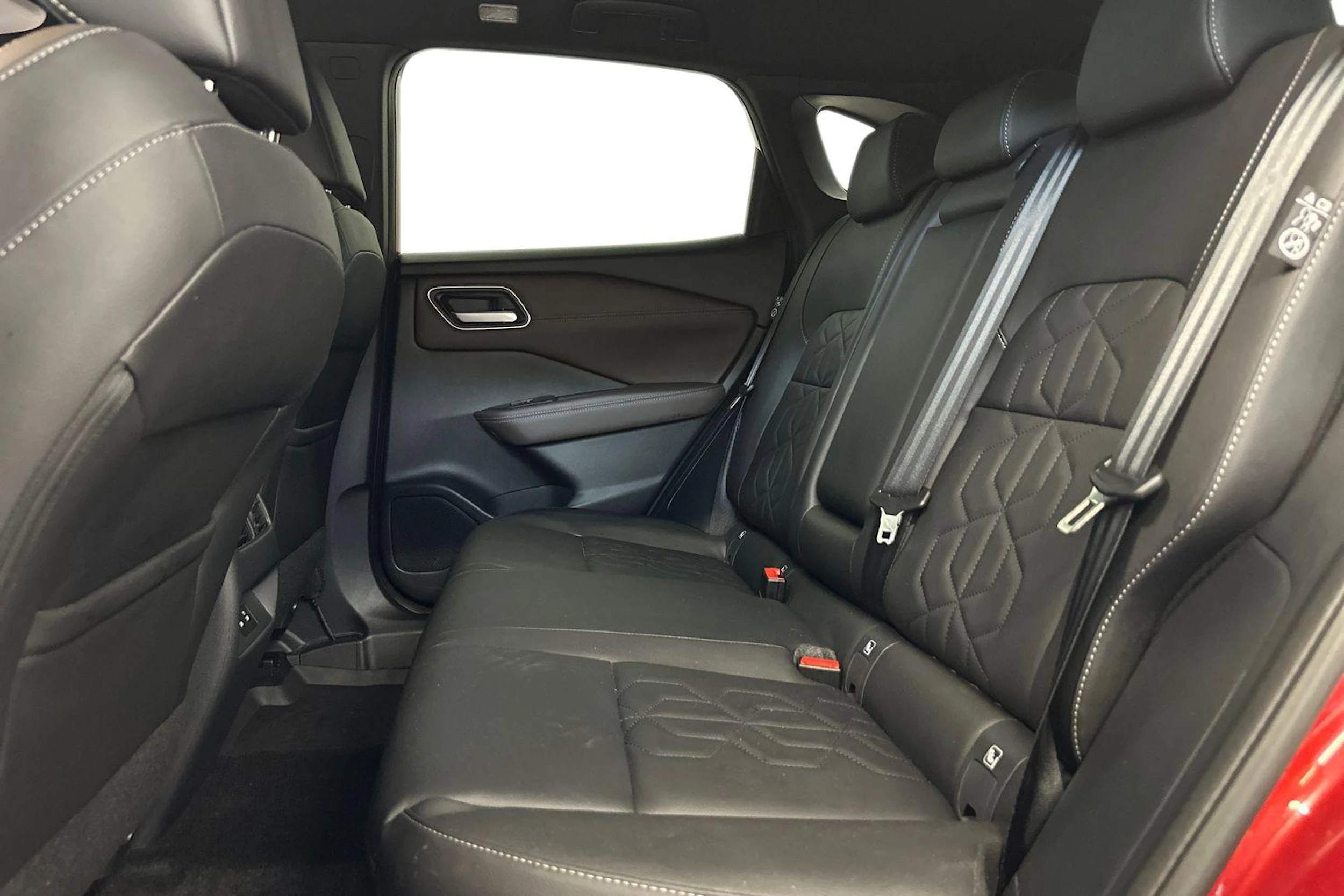 Punainen Nissan Qashqai 2024 kuva 8.