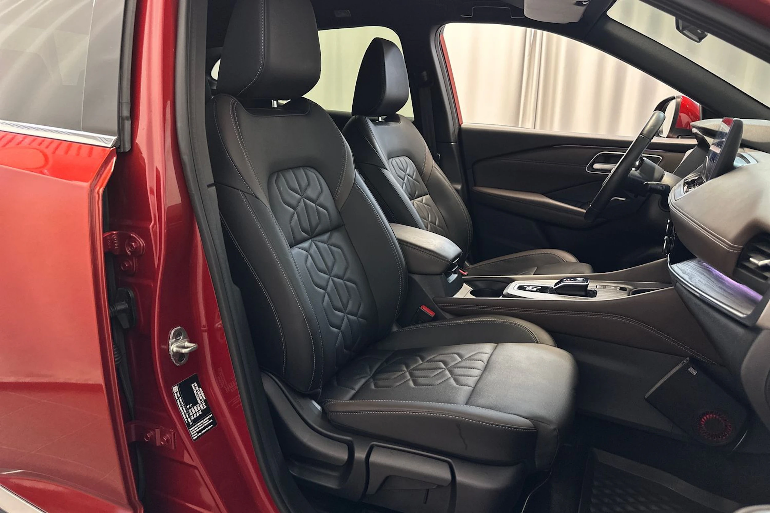 Punainen Nissan Qashqai 2024 kuva 11.