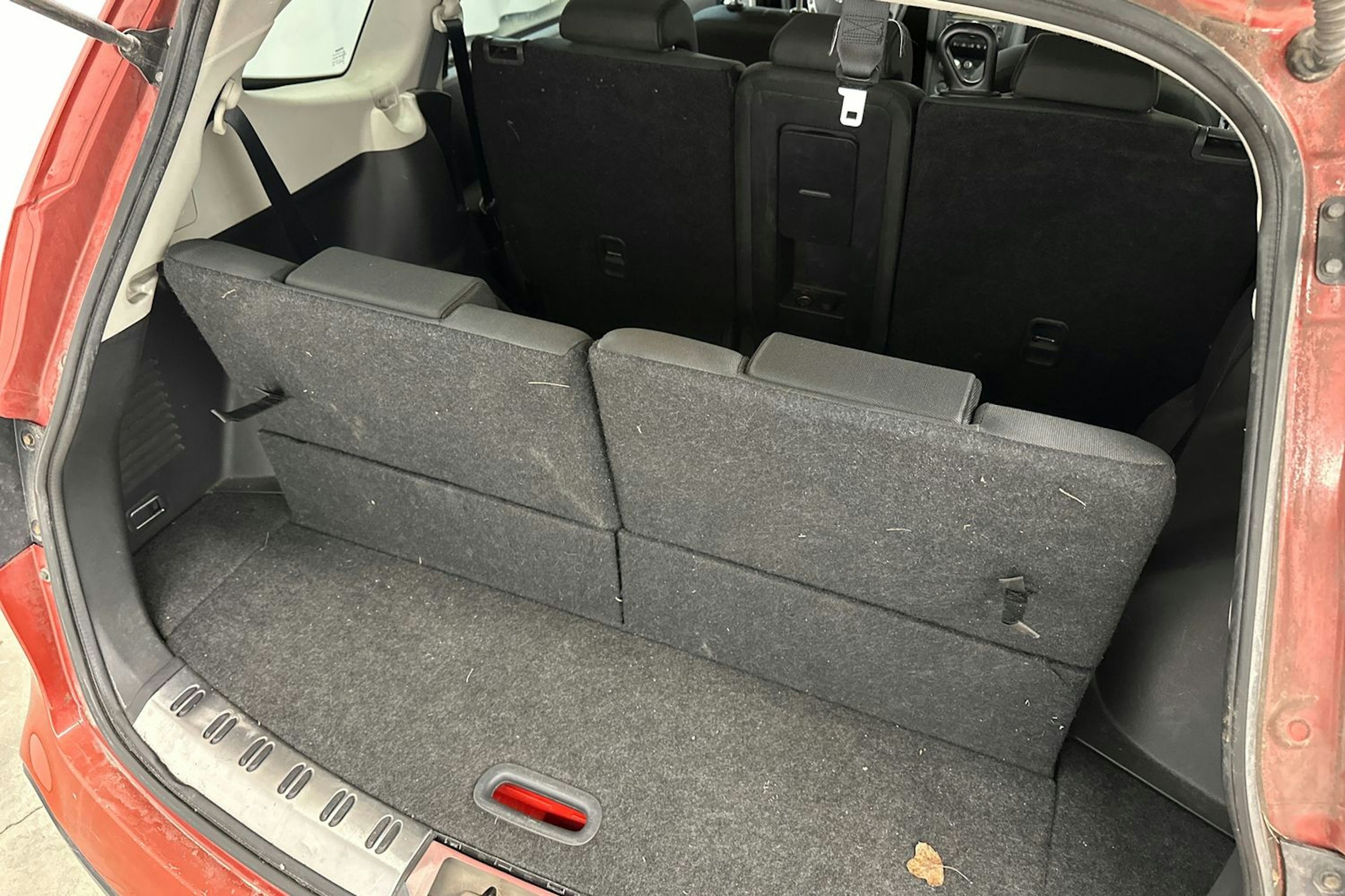 Punainen Nissan Qashqai+2 2009 kuva 24.