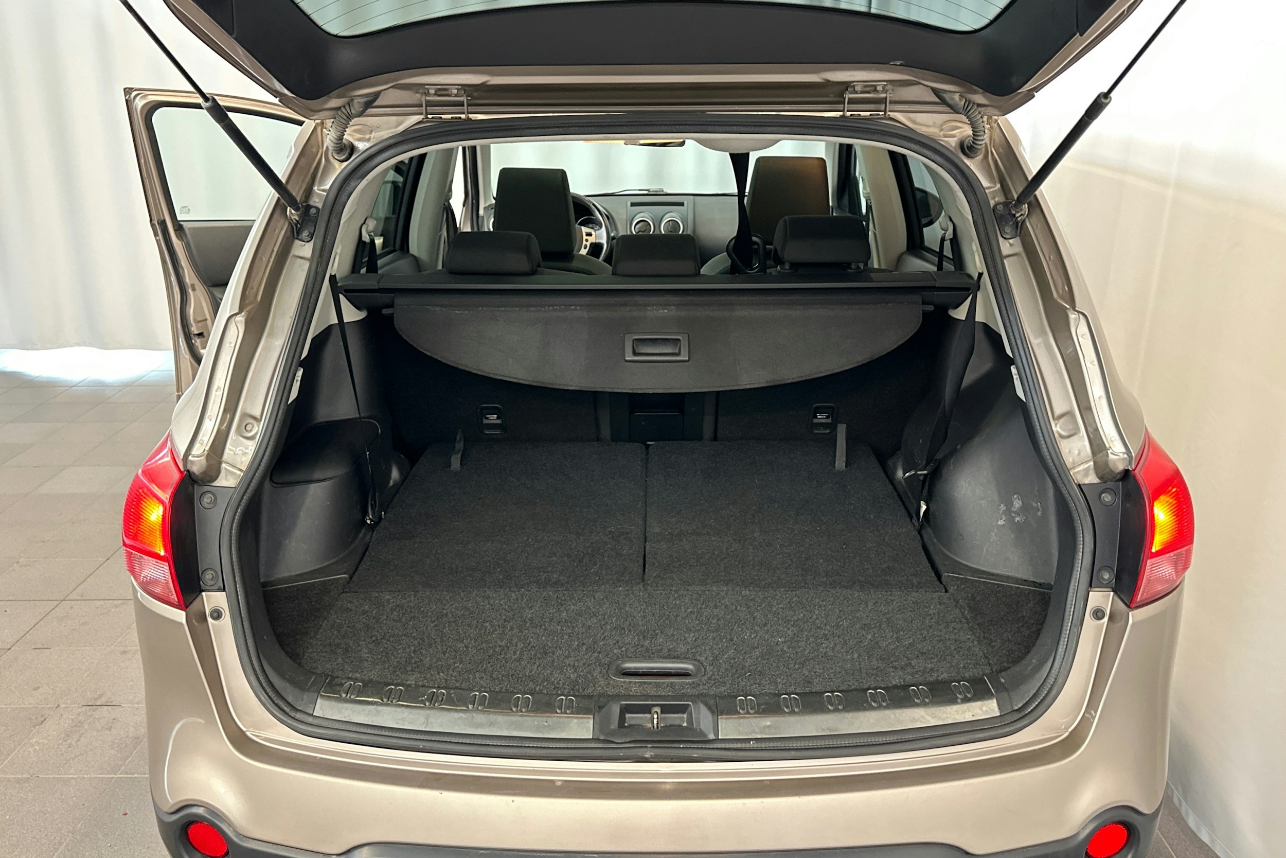 ruskea (beige) Nissan Qashqai+2 2009 kuva 14.
