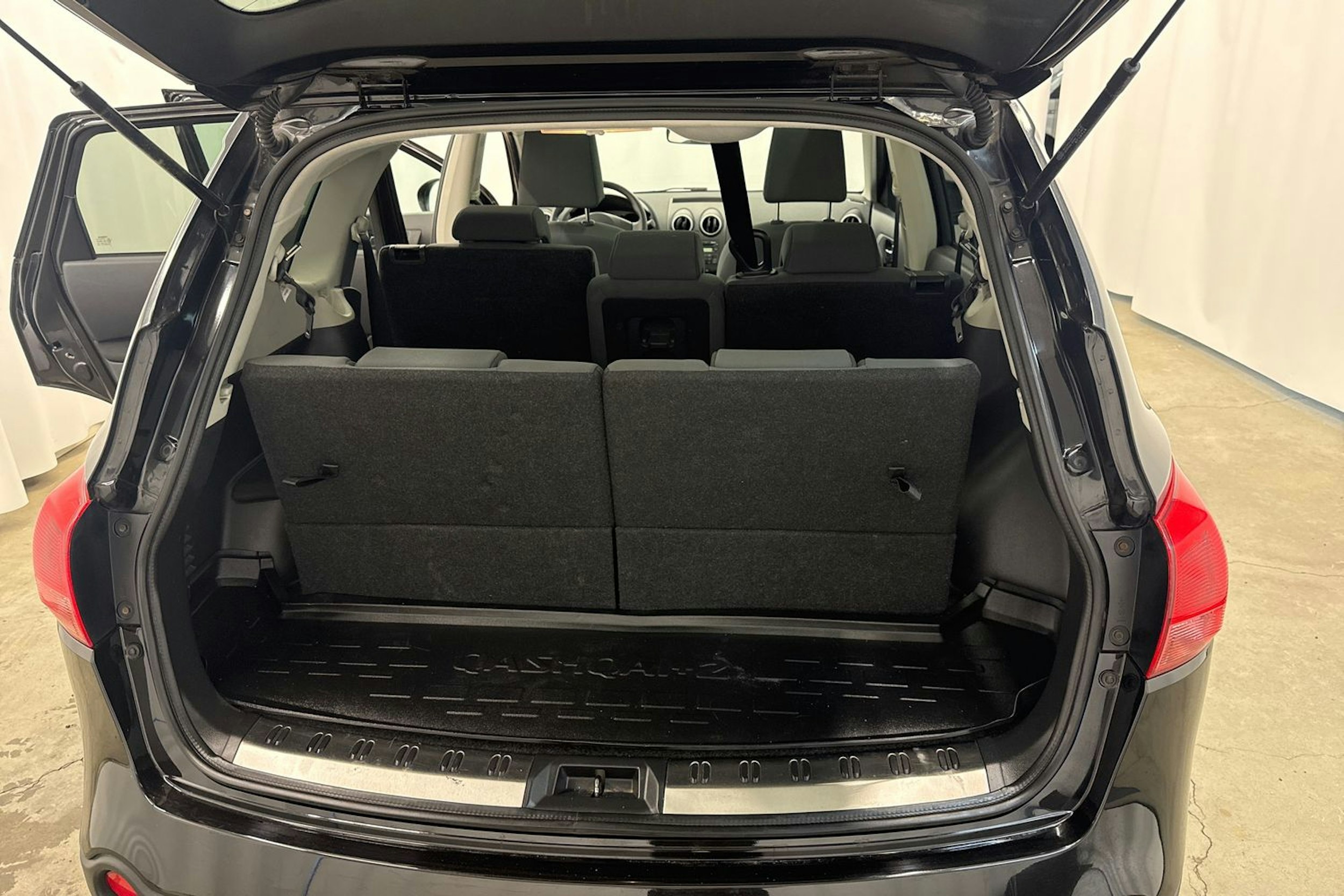 Musta Nissan Qashqai+2 2010 kuva 21.