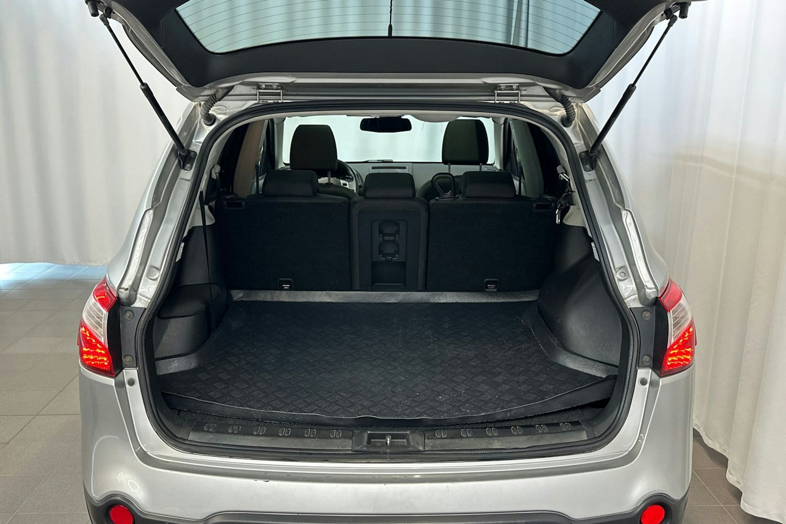 Hopea Nissan Qashqai+2 2010 kuva 15.