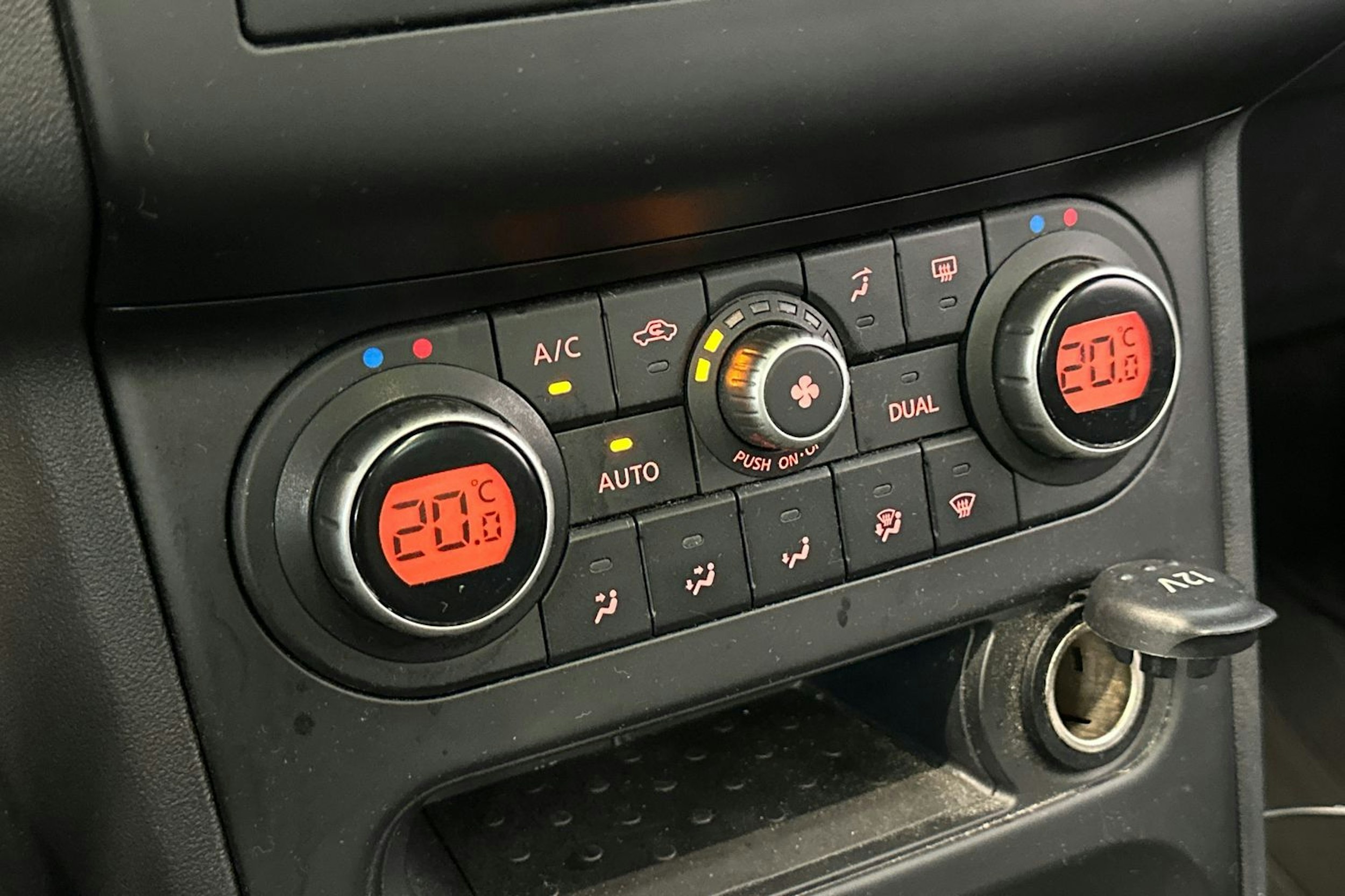 Hopea Nissan Qashqai+2 2010 kuva 23.