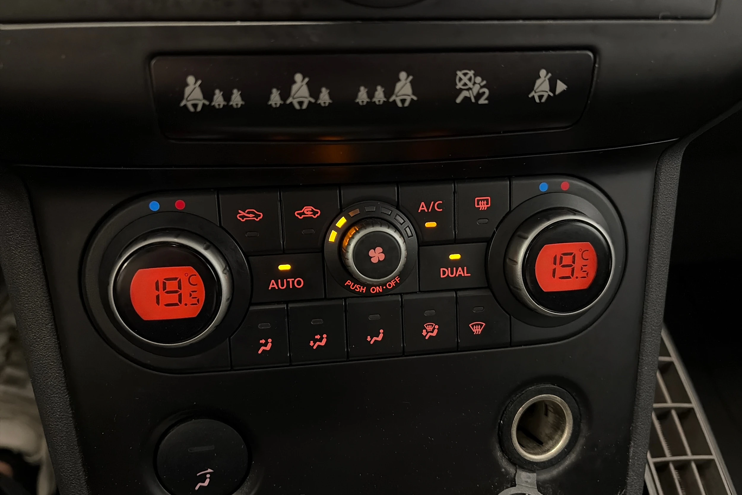 musta Nissan Qashqai+2 2010 kuva 21.