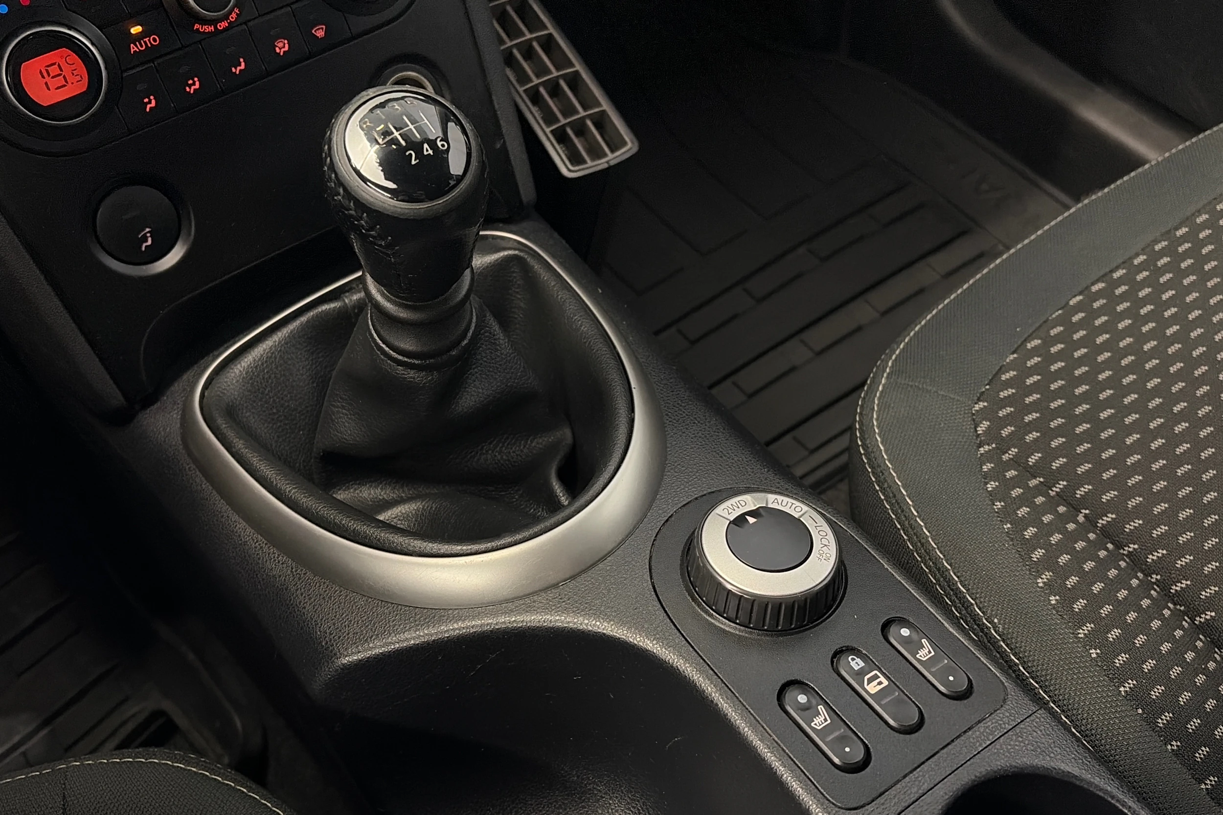 musta Nissan Qashqai+2 2010 kuva 22.