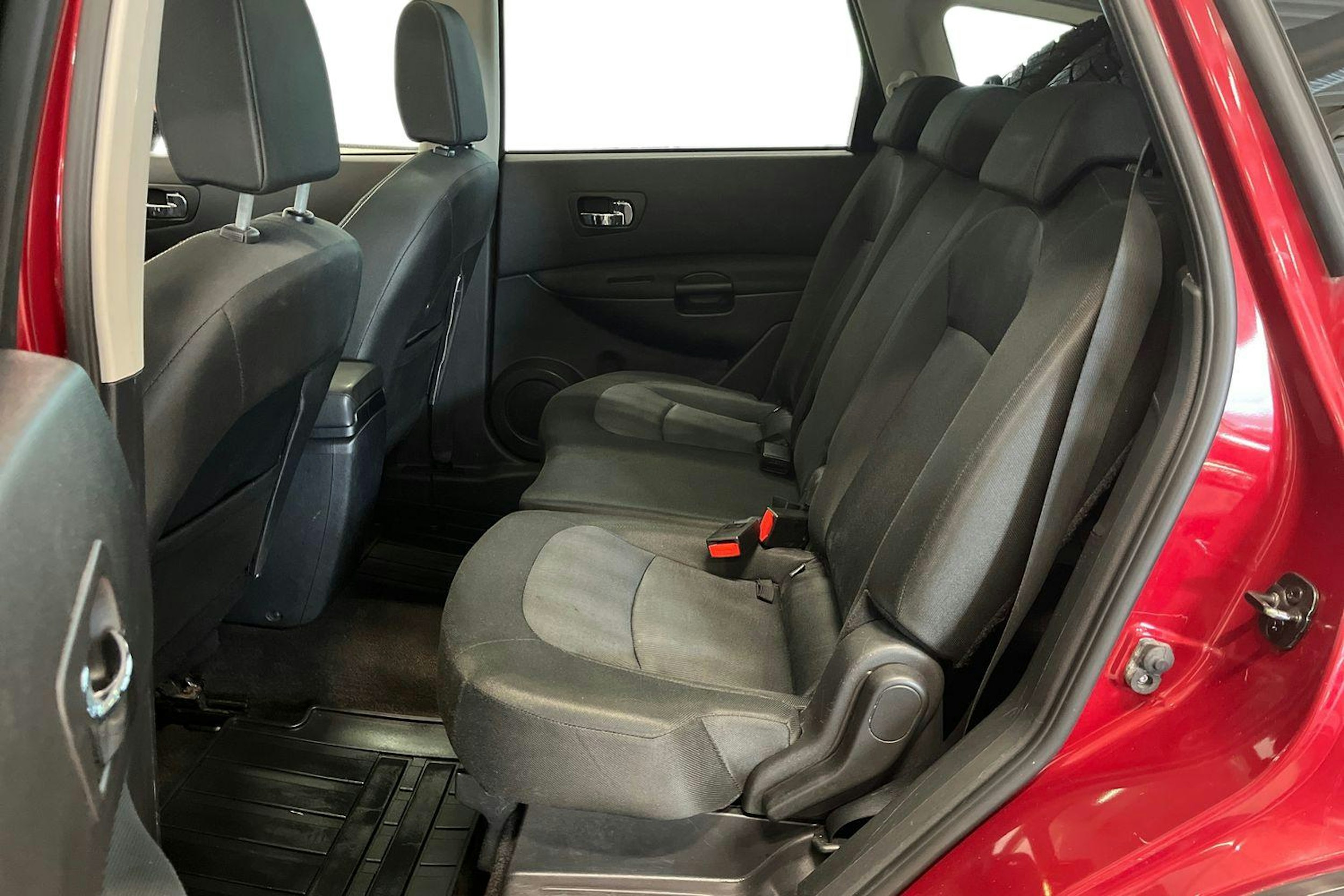 punainen Nissan Qashqai+2 2011 kuva 8.