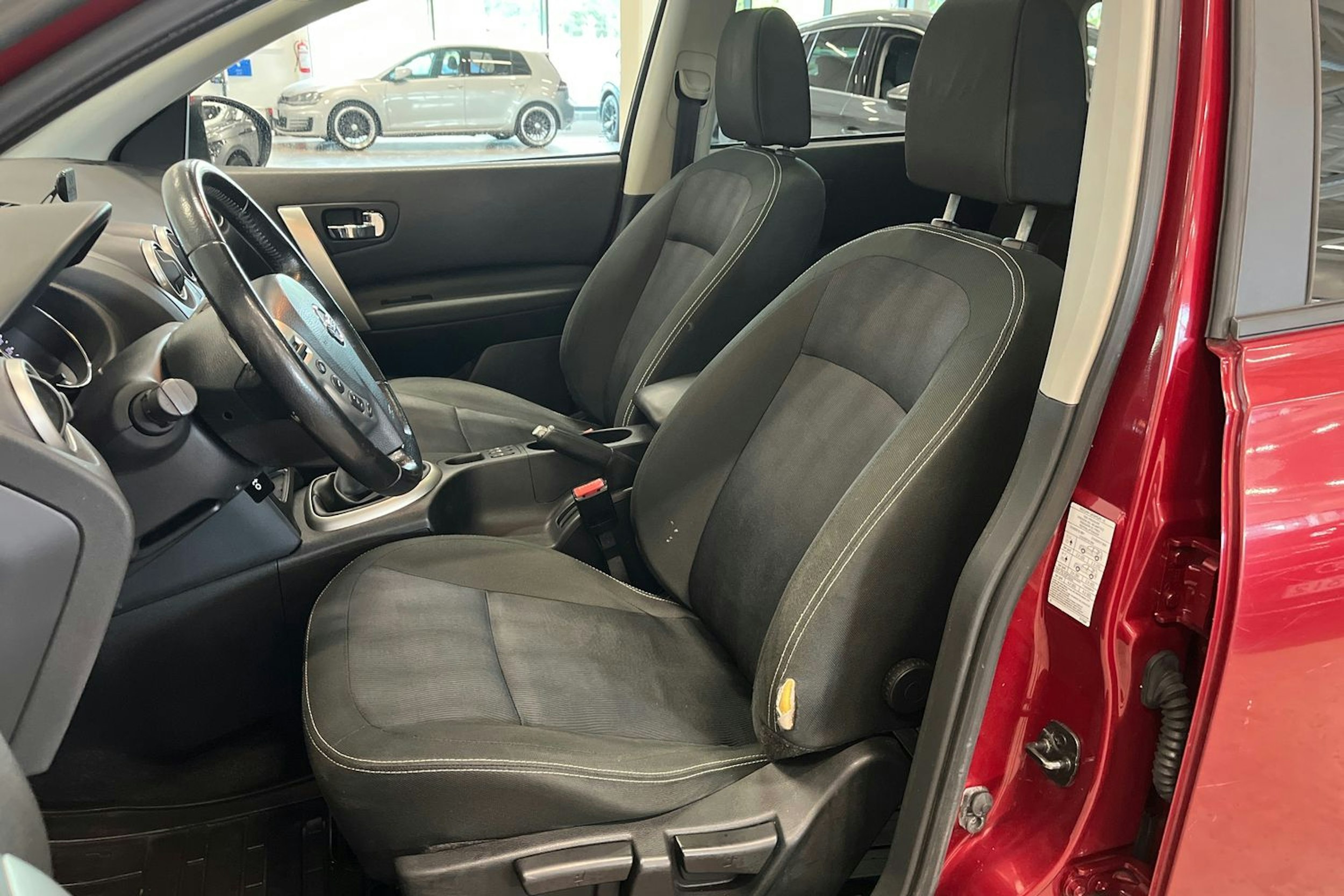 punainen Nissan Qashqai+2 2011 kuva 11.