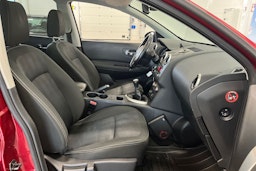punainen Nissan Qashqai+2 2011 kuva 12.