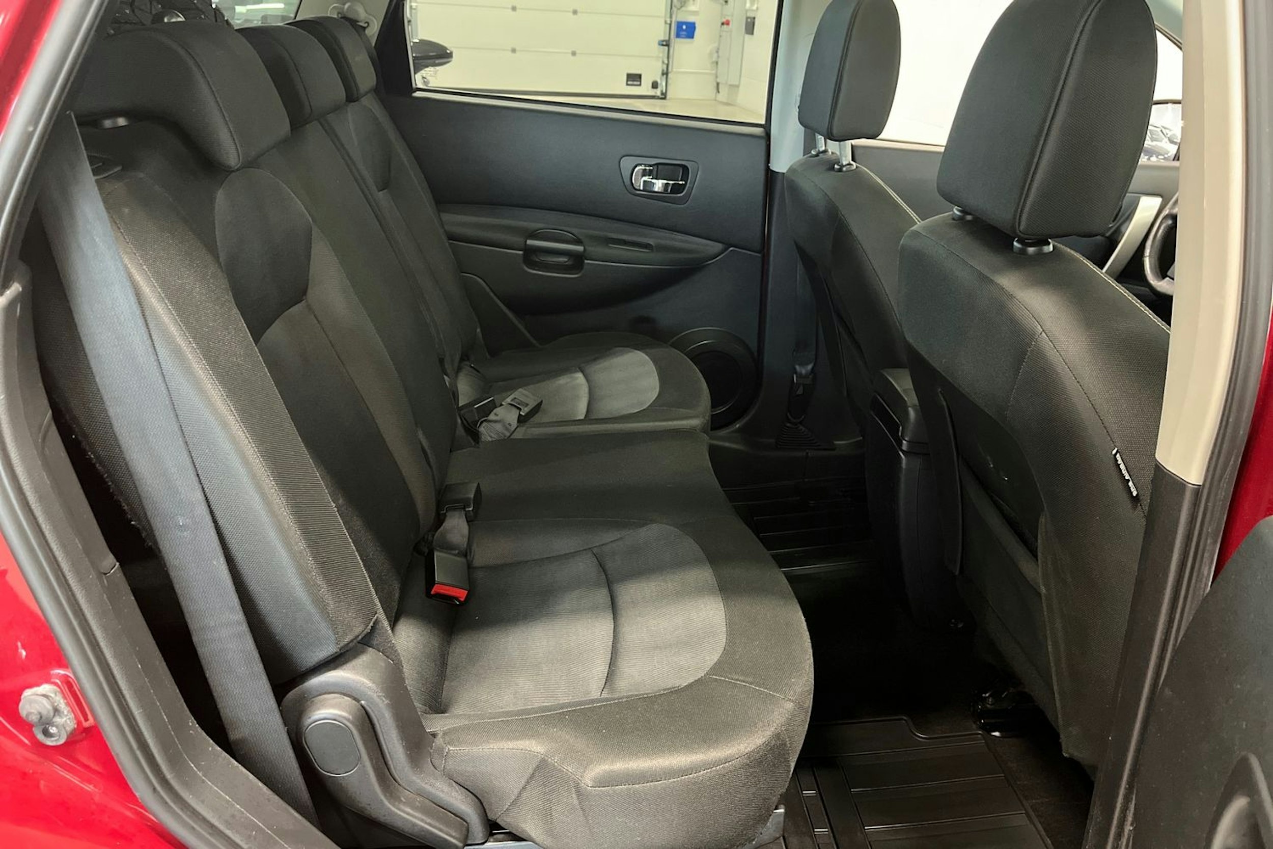 punainen Nissan Qashqai+2 2011 kuva 14.