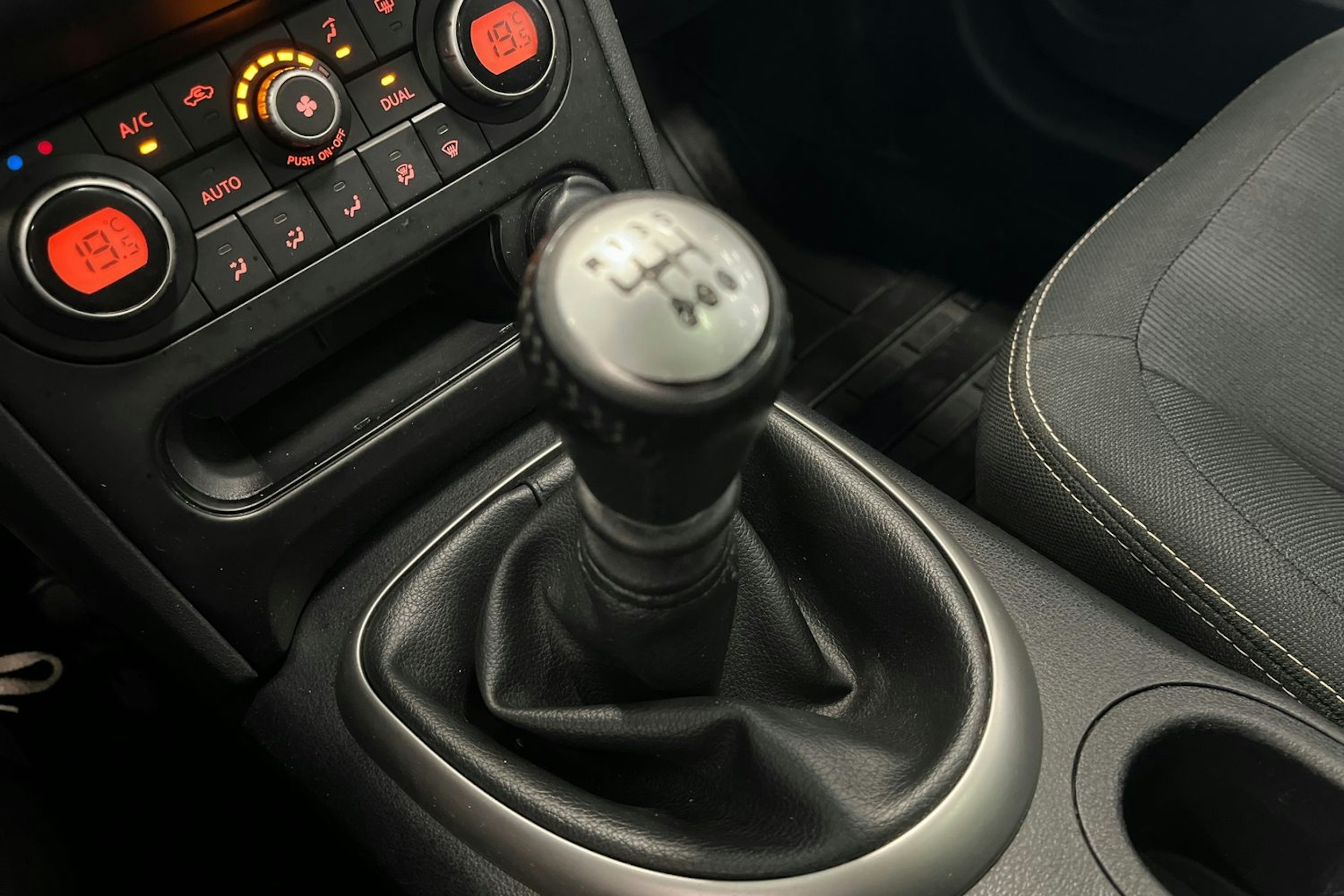 punainen Nissan Qashqai+2 2011 kuva 18.